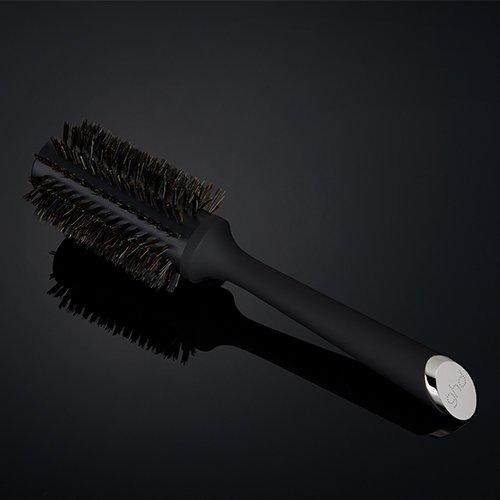 ghd natural bristle radial brush Größe 2 auf dunklem Hintergrund