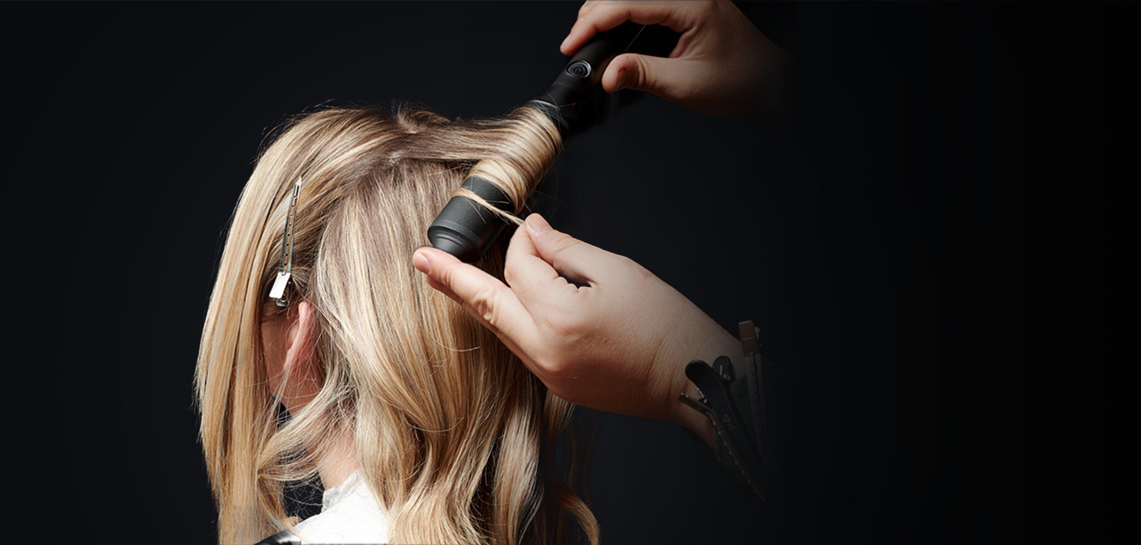 ghd curve® classic wave wand Lockenstab im Haar