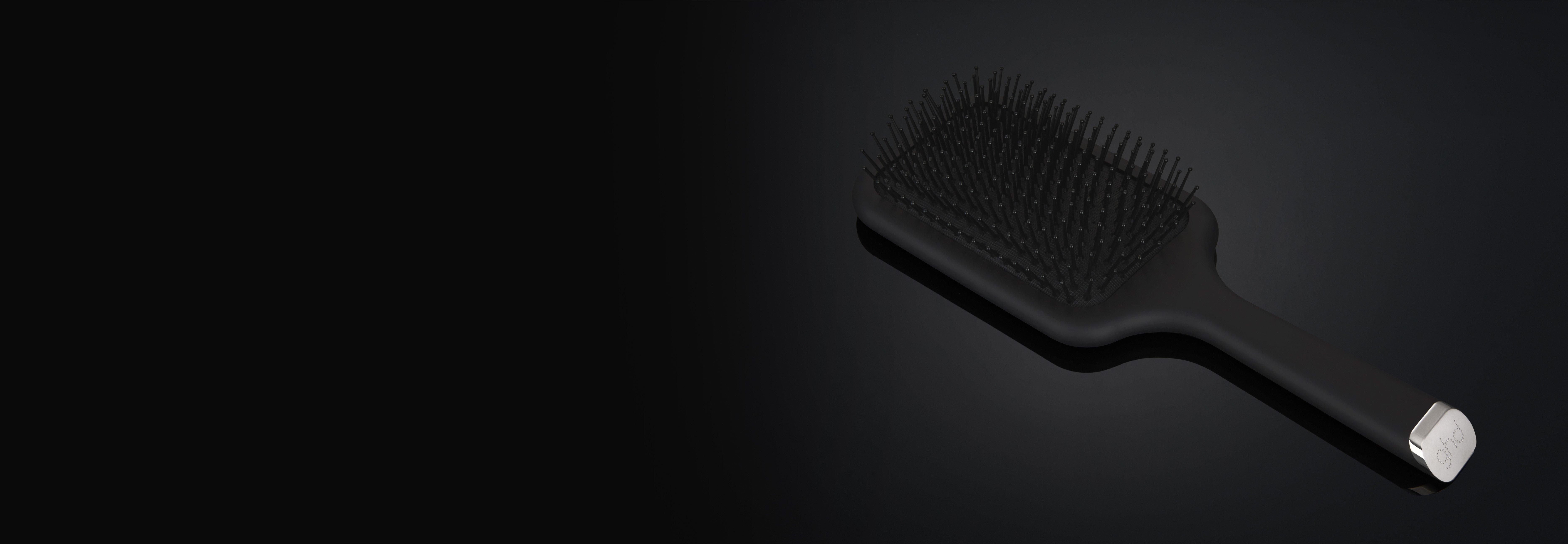 ghd paddle brush mit breitem Bürstenkopf in Schwarz