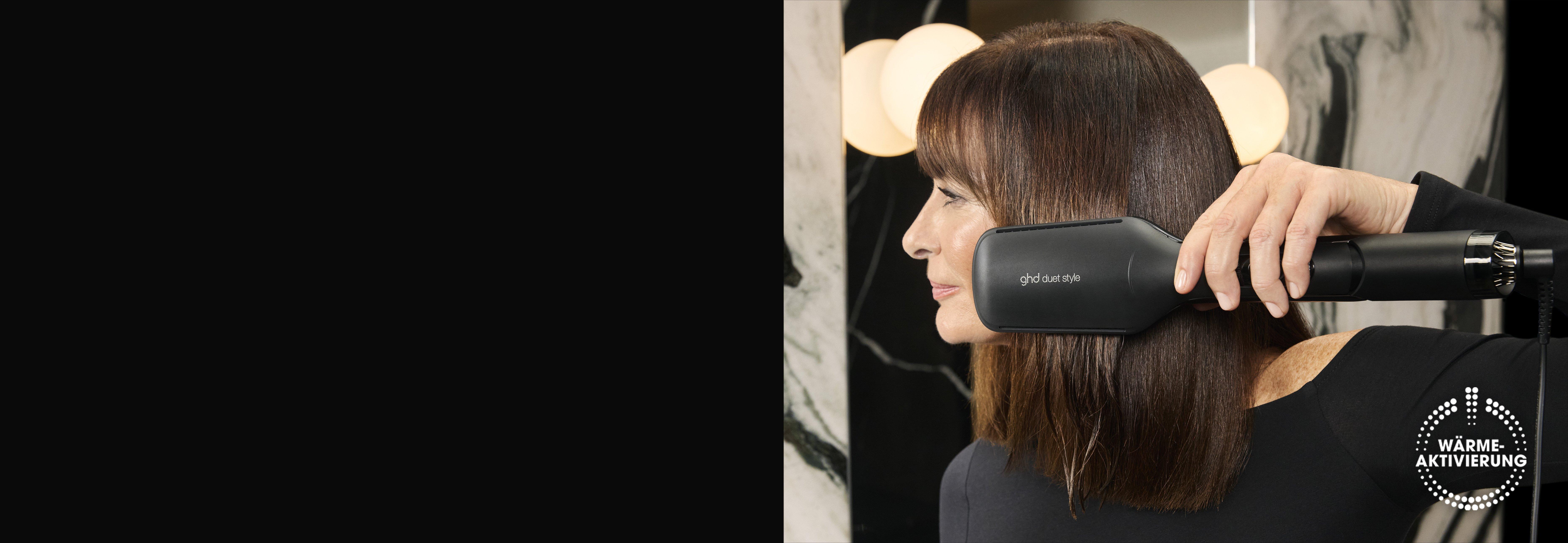 Model präsentiert die Wärmeaktivierung des ghd rehab dry hair nourisher mit dem ghd duet style