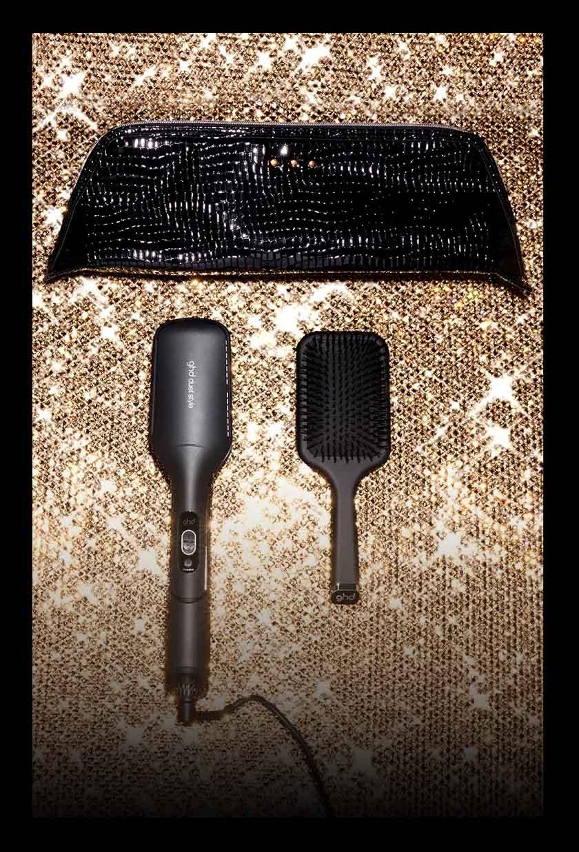 ghd duet style Geschenkset mit Bürste und Hitzeschutztasche vor glitzerndem Hintergrund