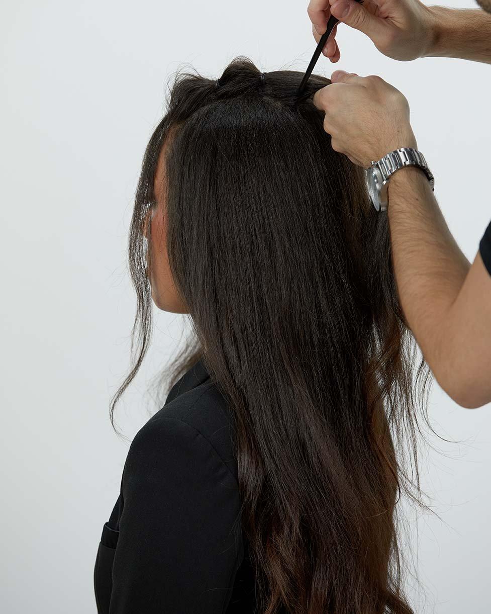 Stylist kreiert Bubble Braid am Ansatz