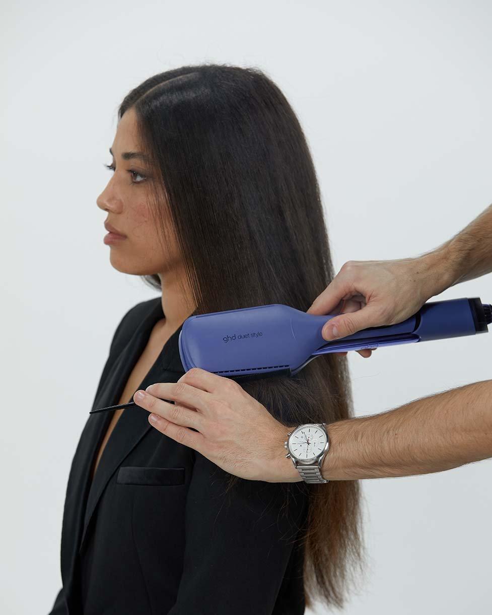 Stylist trocknet &amp; stylt mit dem ghd Hot Air Styler