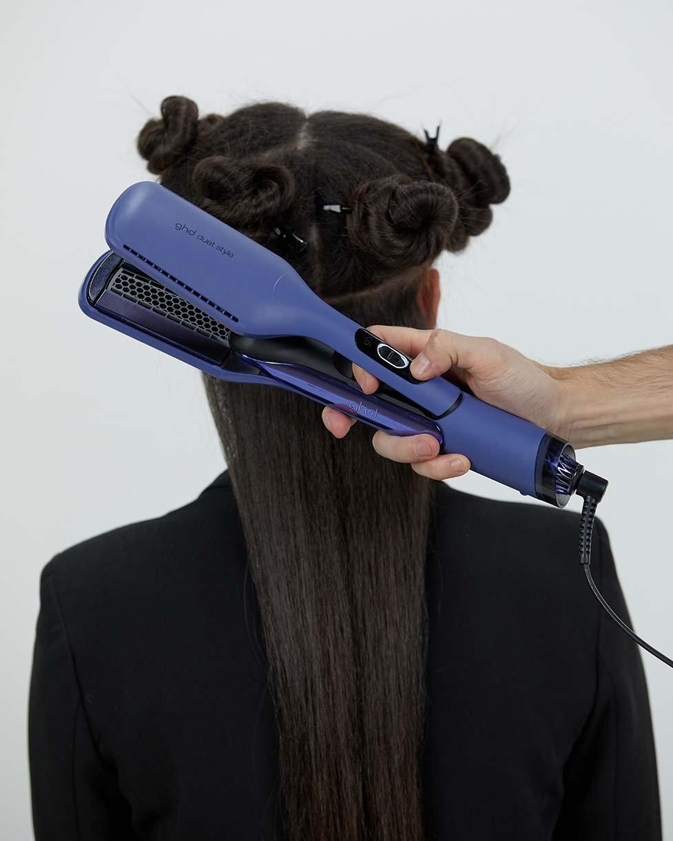 Stylist aktiviert den Shine Shot des ghd duet style in Blau