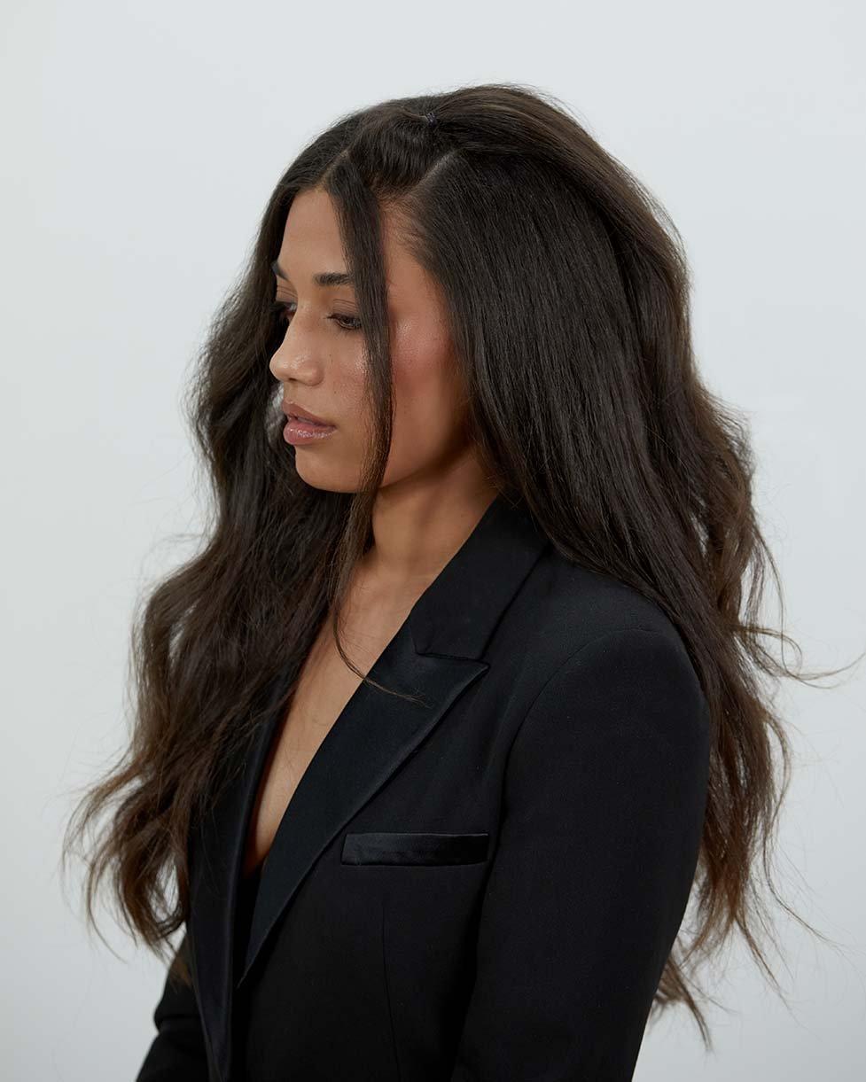 Beach Waves mit abgeteiltem Zopf am Scheitel