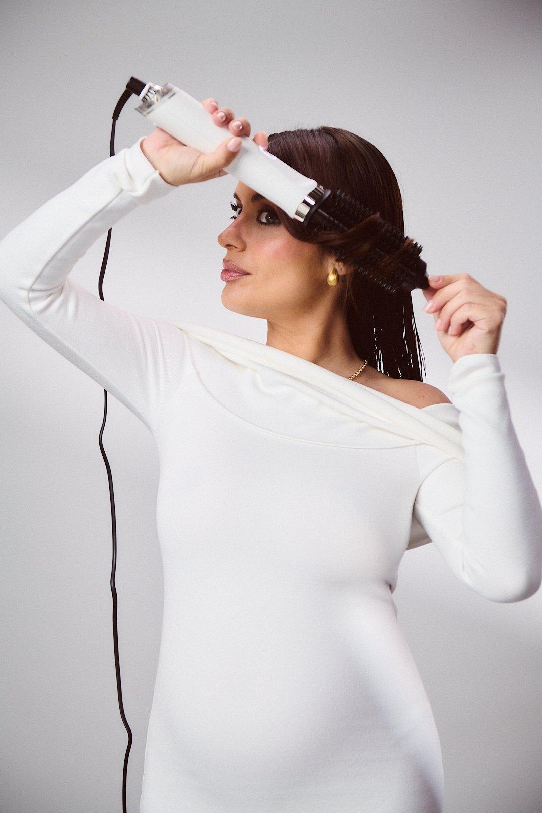 paso 2 para conseguir resultados voluminazadores con Dulceida y ghd blowdry