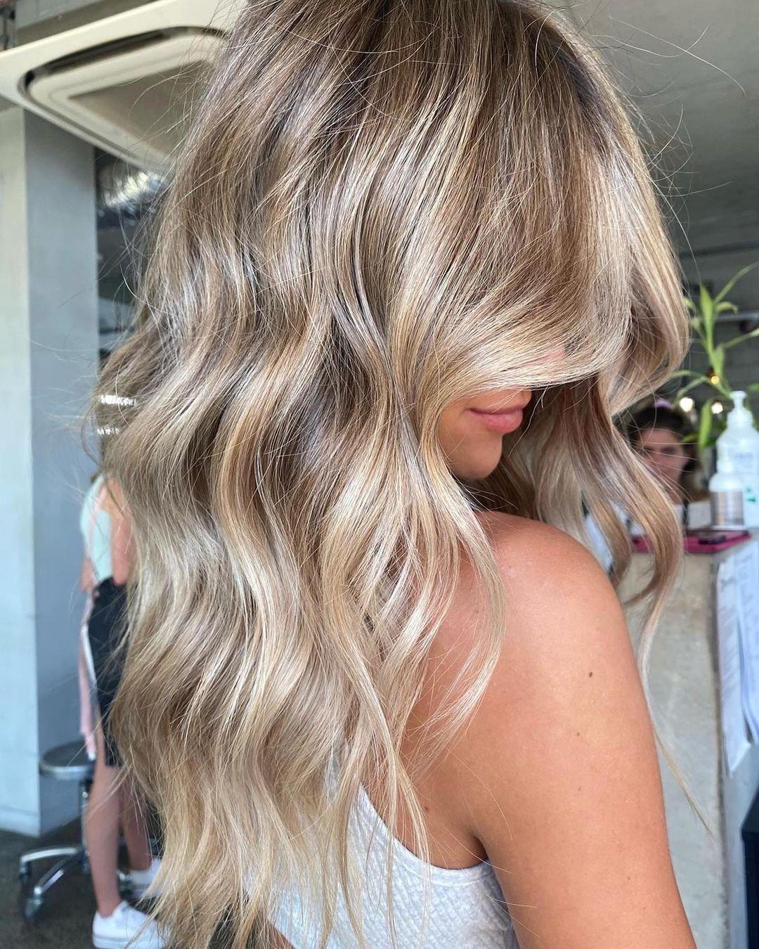 melena larga con flequillo 