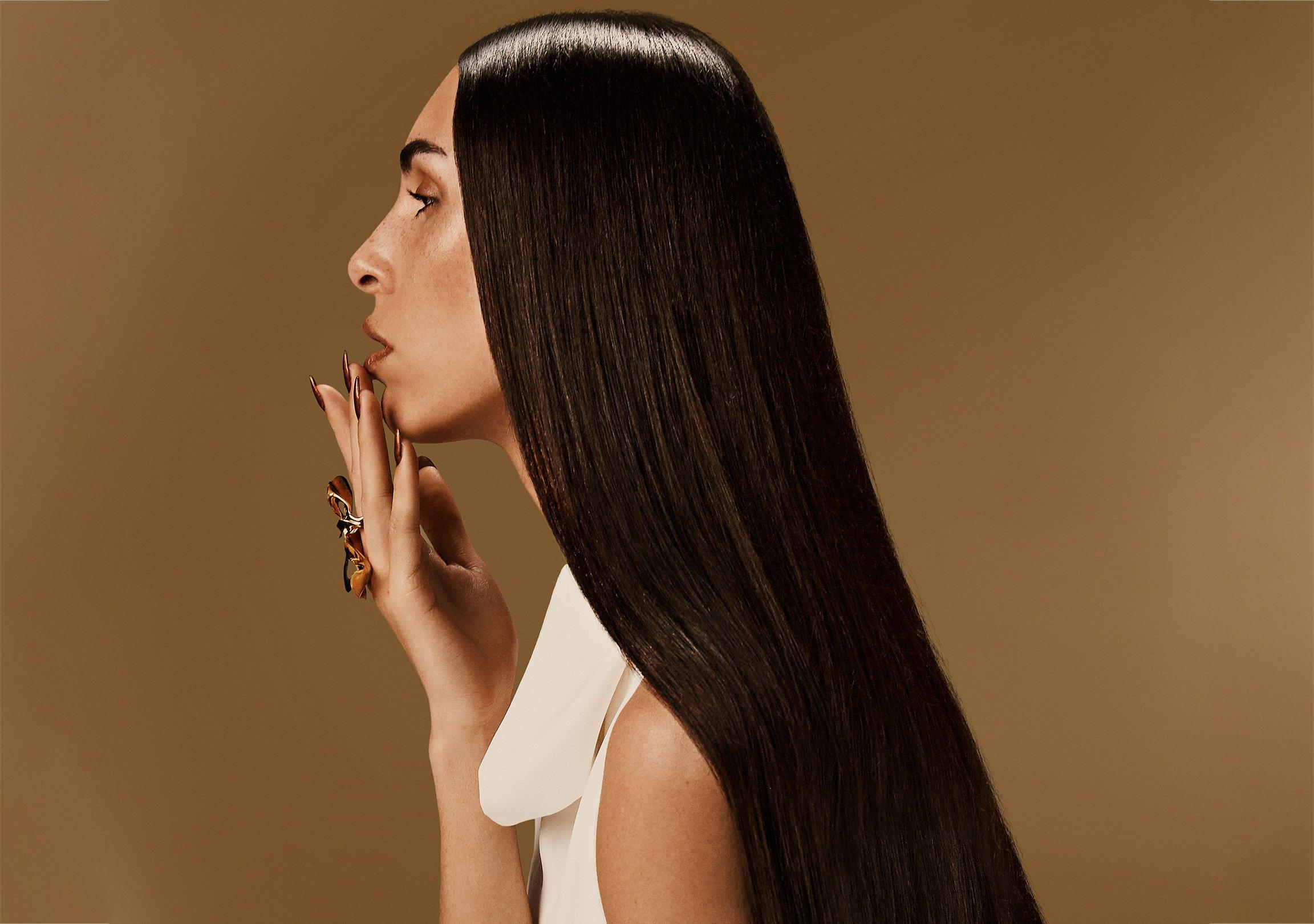 Femme cheveux longs lisses