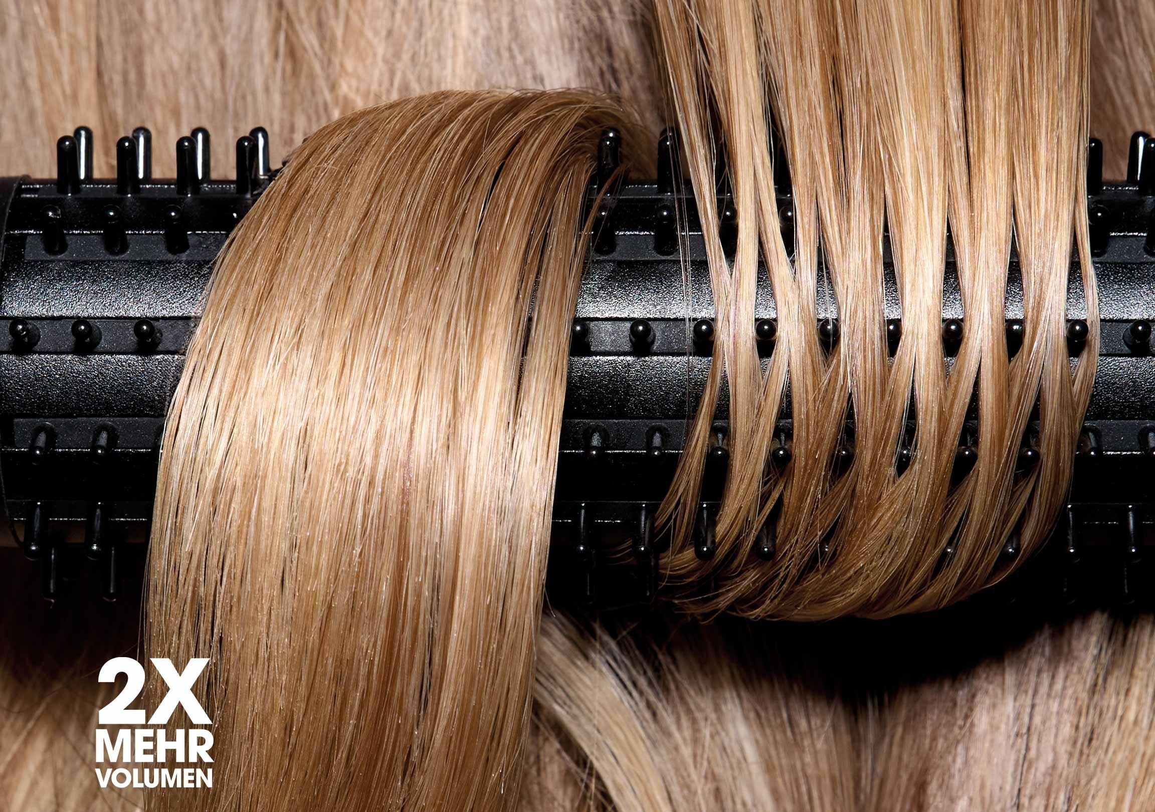 Nahaufnahme der ghd rise mit blondem, um die Bürste gewickeltem Haar