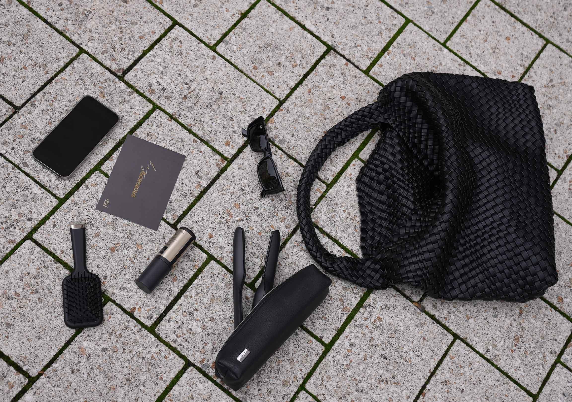 ghd goodies wie das ghd bodyguard oder die ghd mini paddle fallen aus einer Tasche