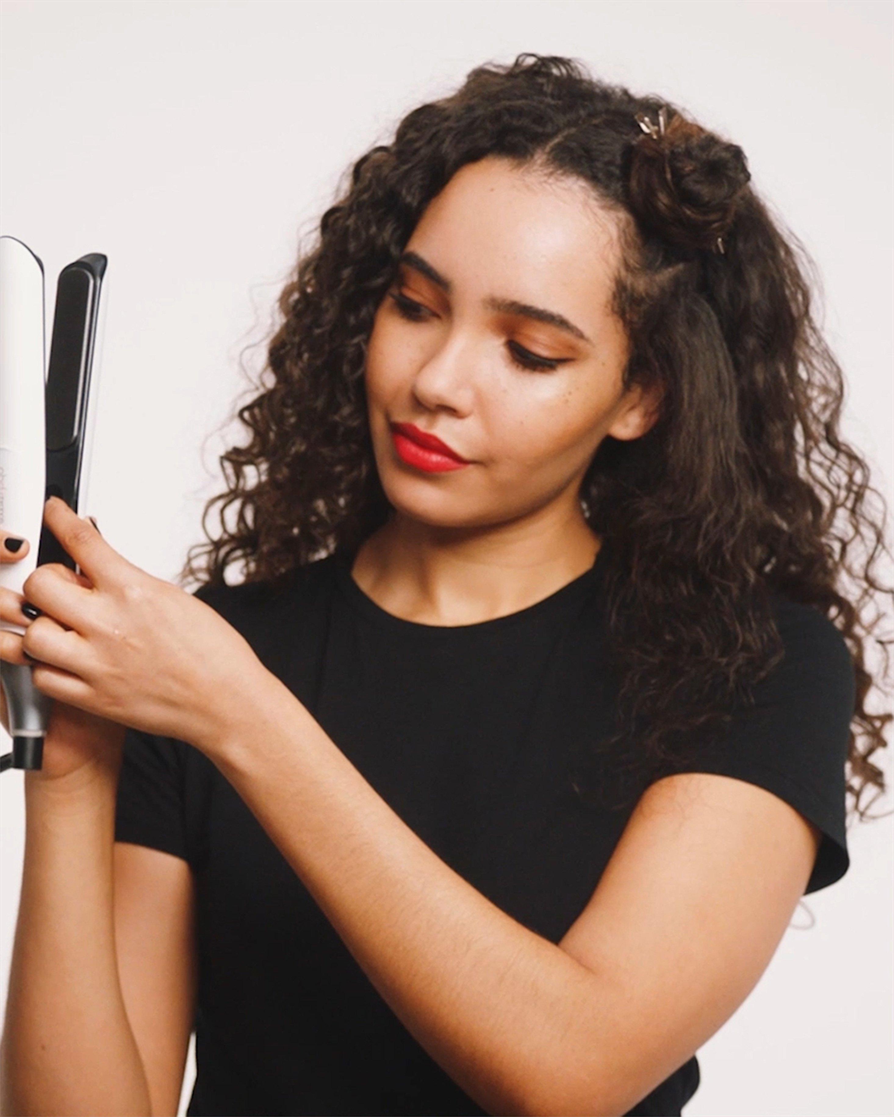 Chronos24_SBSVideo_Clean_StraightenCurlyHair_Step_3_3x.jpg