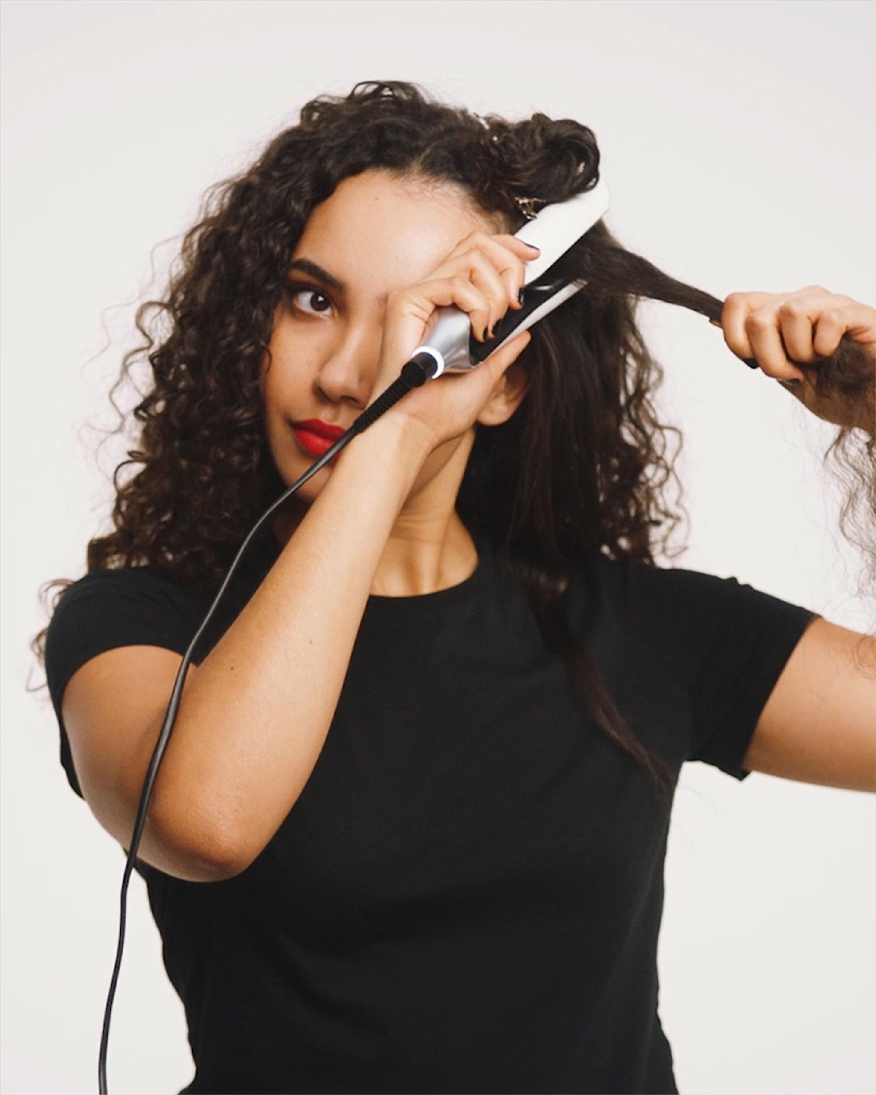 Chronos24_SBSVideo_Clean_StraightenCurlyHair_Step_4_3x.jpg