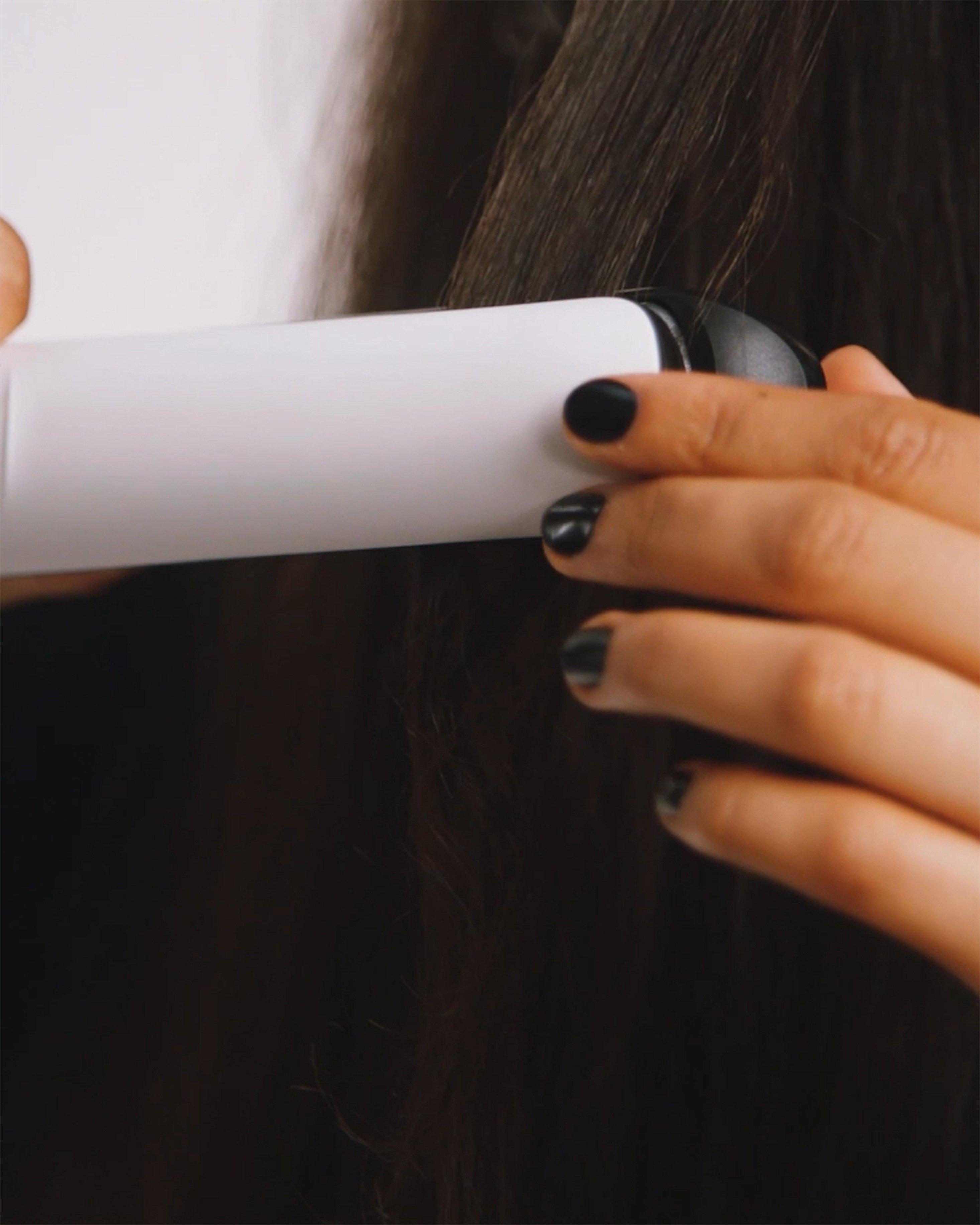 Chronos24_SBSVideo_Clean_StraightenCurlyHair_Step_6_3x.jpg