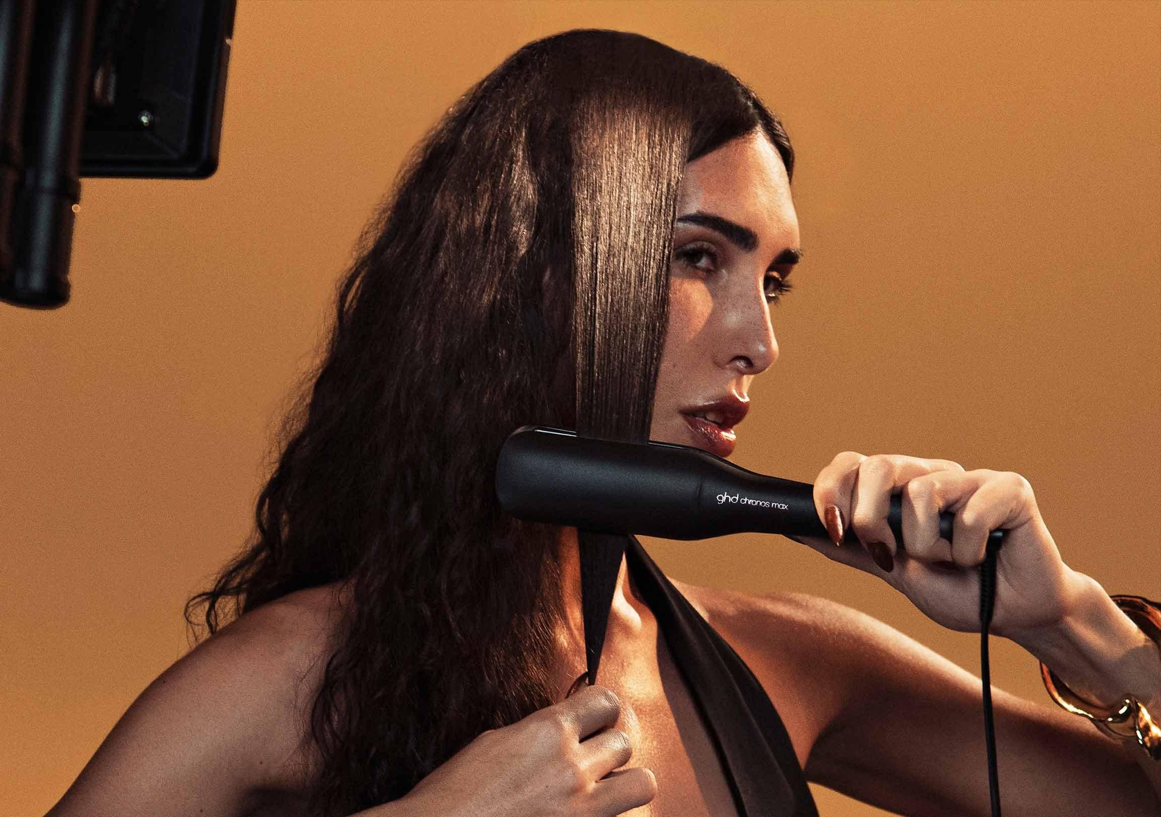 Model beim Glätten mit dem extrabreiten ghd Glätteisen