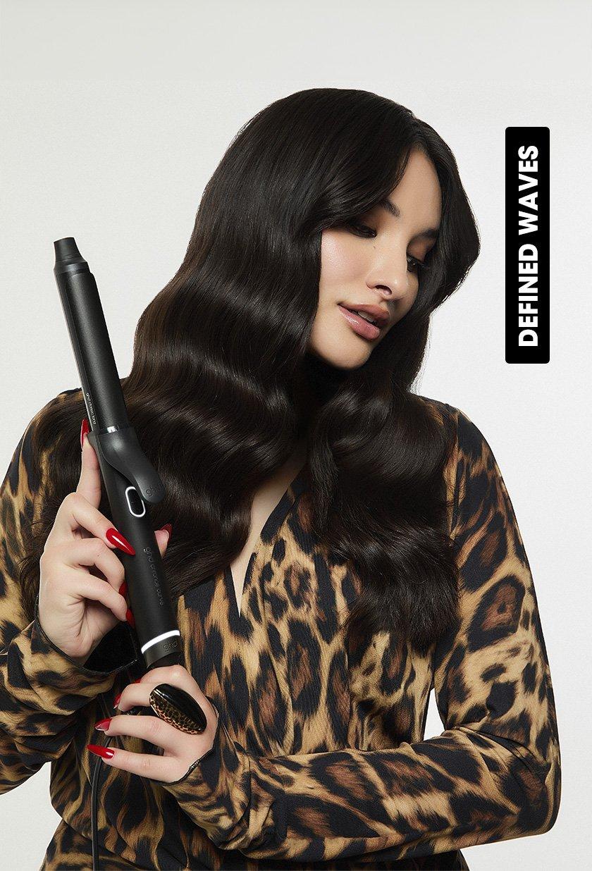 Model mit dunklen Haaren und dem ghd chronos curve classic tong