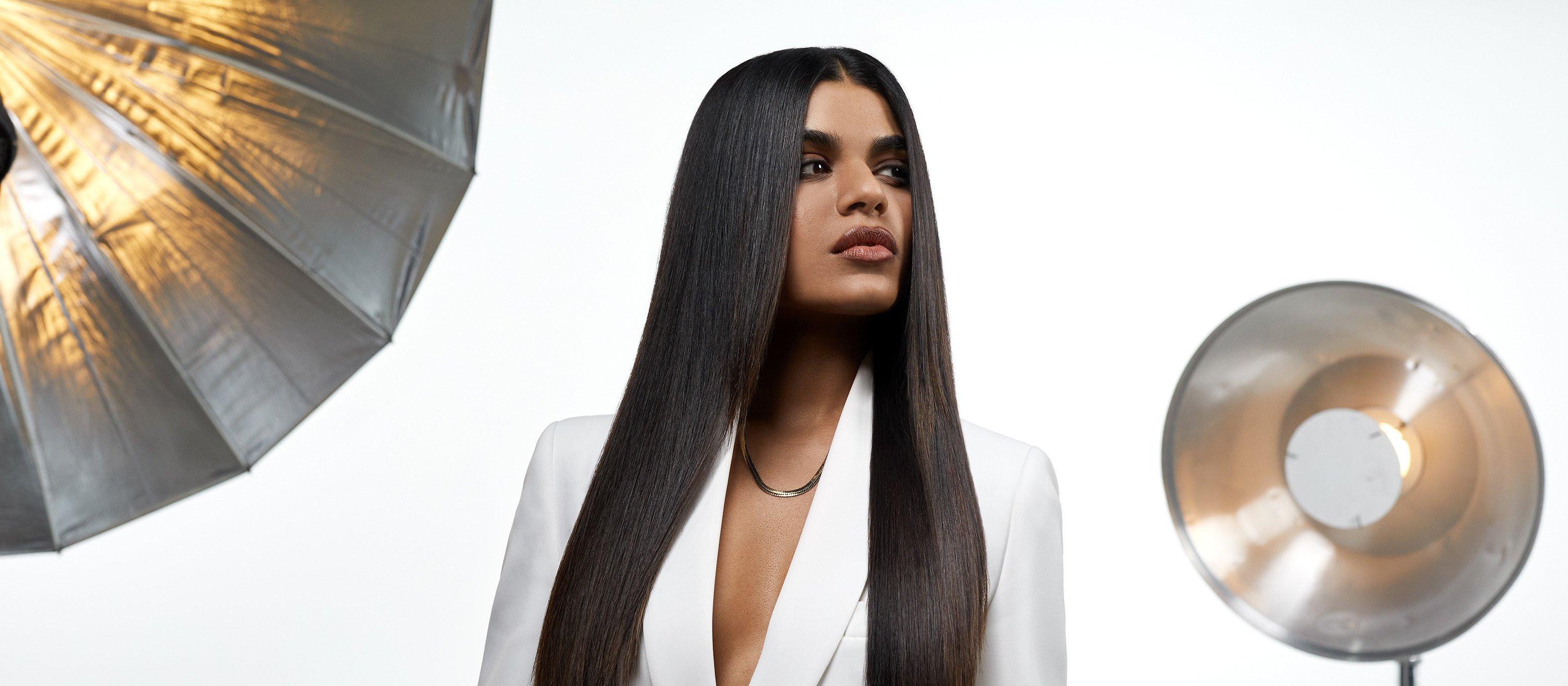Femme brune blazer blanc