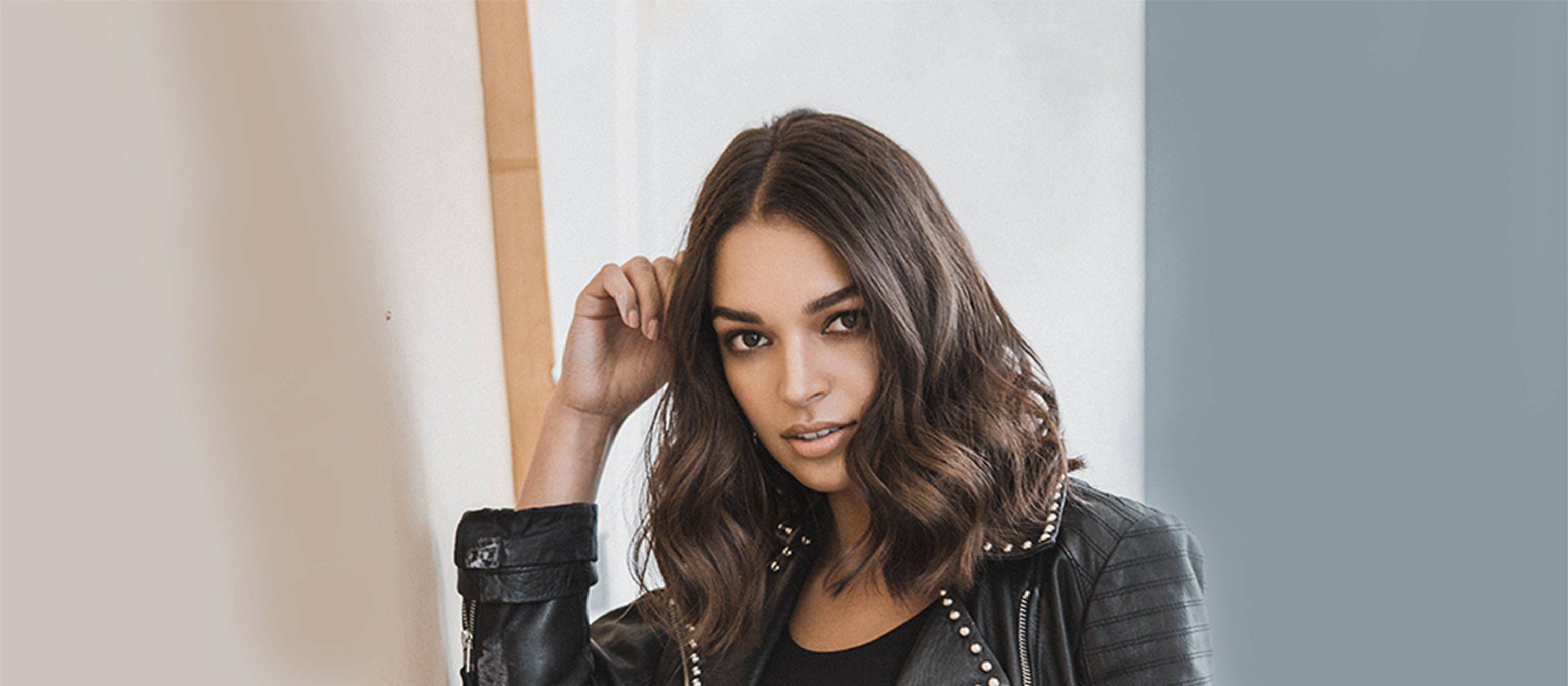 Curl_Short_Hair_With_Straightener_Hub_Image@3x.jpg