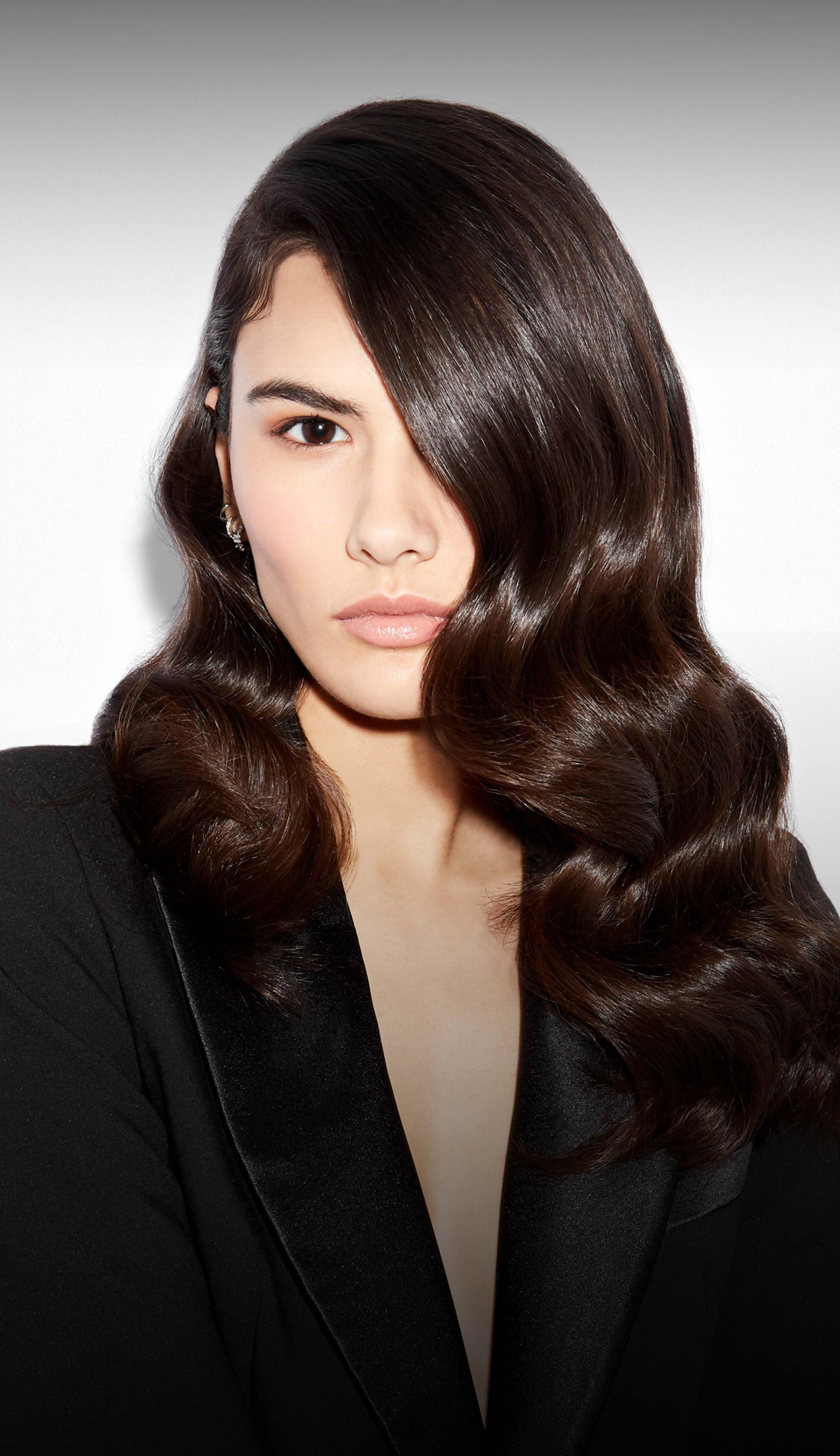 Model mit lockiger Frisur