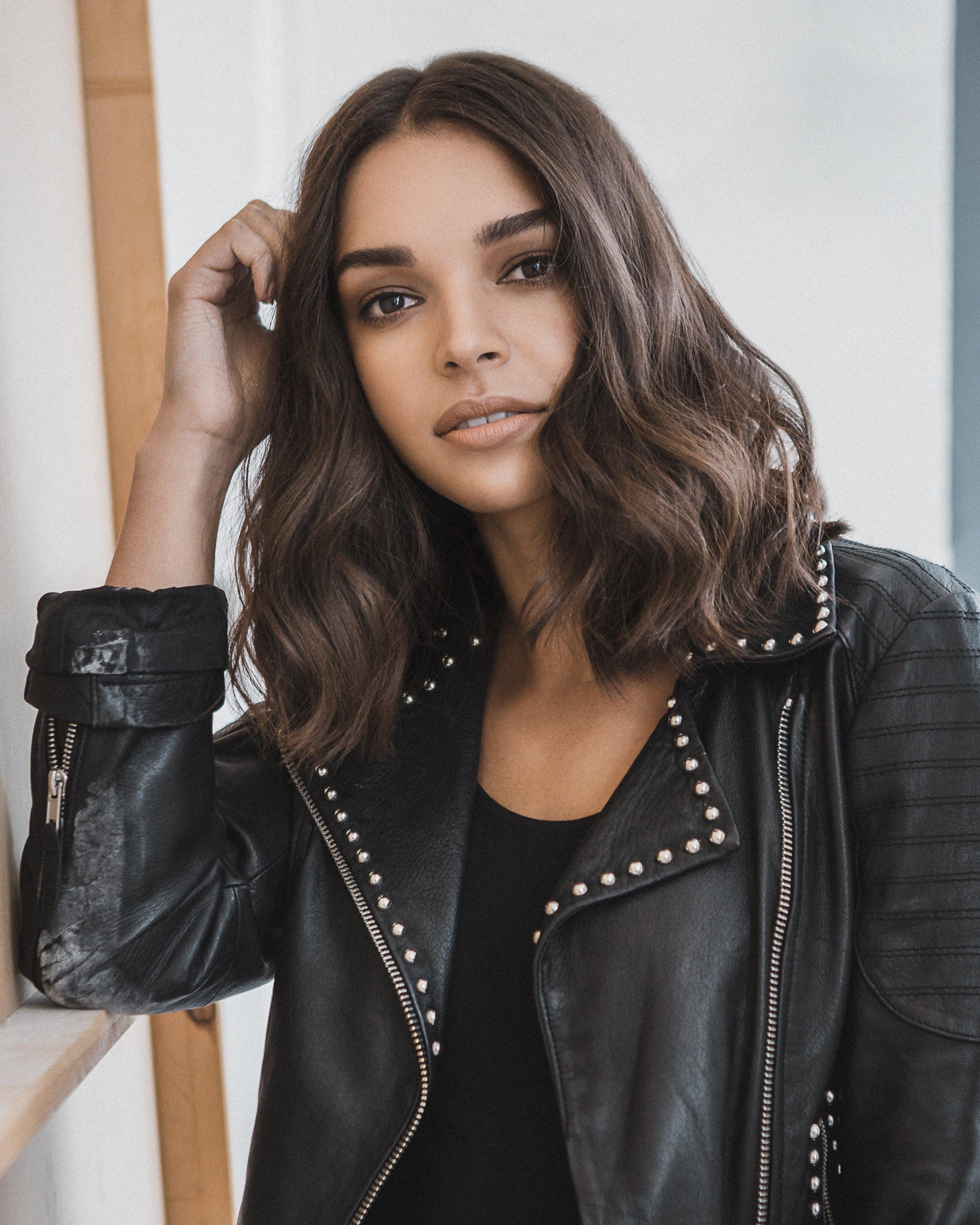 Curly_Hub_Curl_Short_Hair_With_Straightener_Hub_Image@3x.jpg