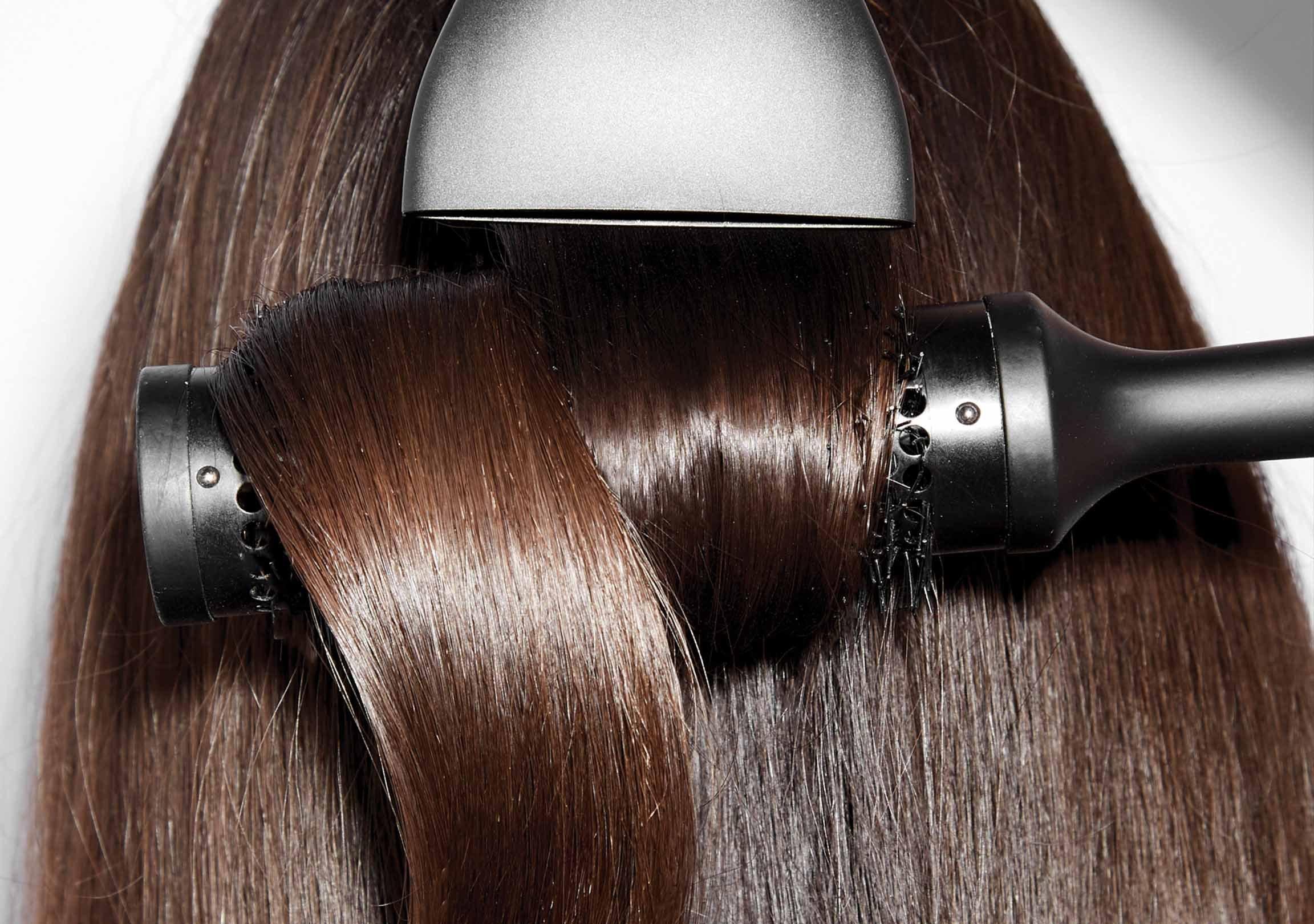 ghd Keramikbürste in brünettem Haar
