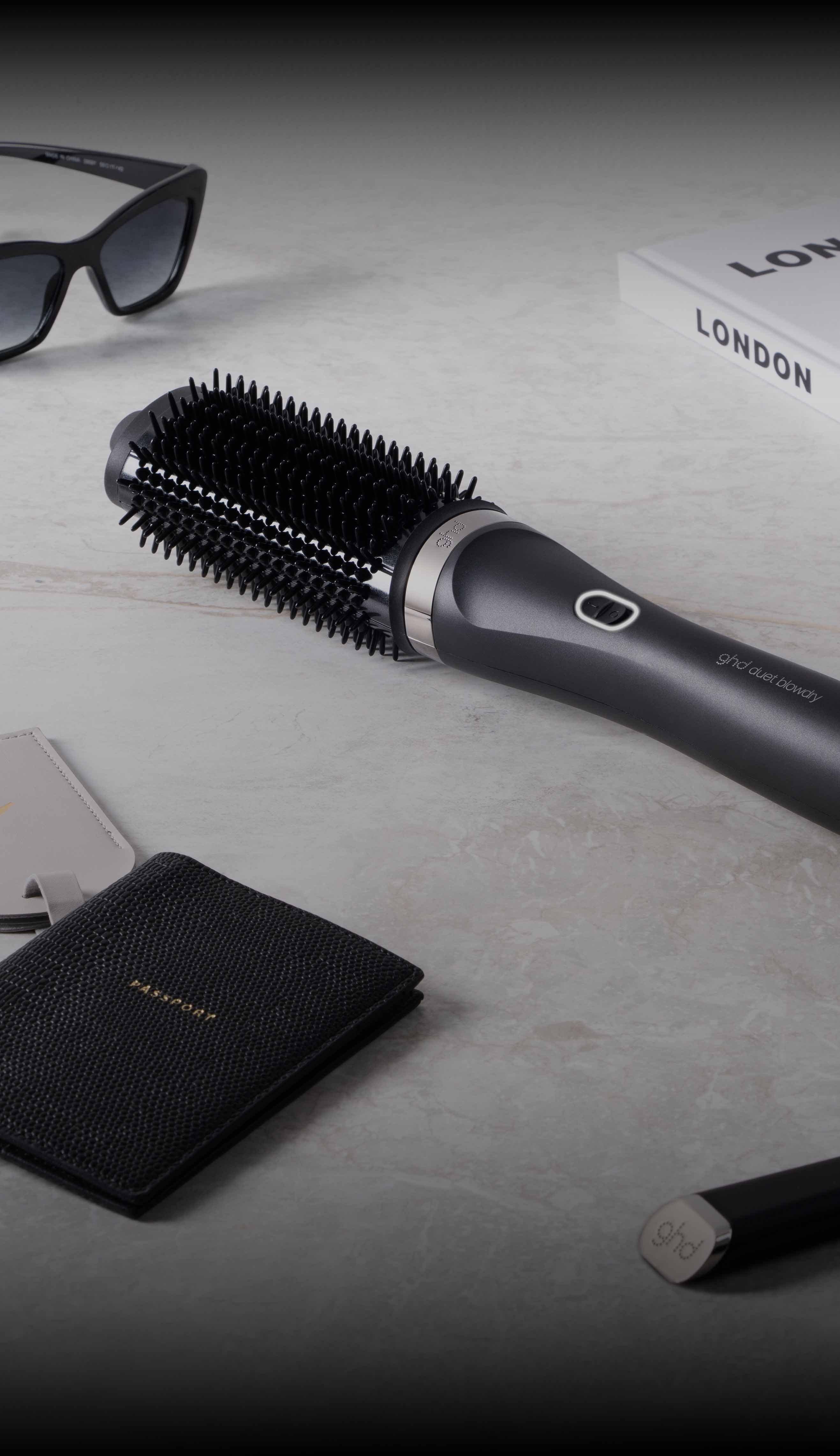 schwarze ghd Föhnbürste mit Lifestyle Accessoires