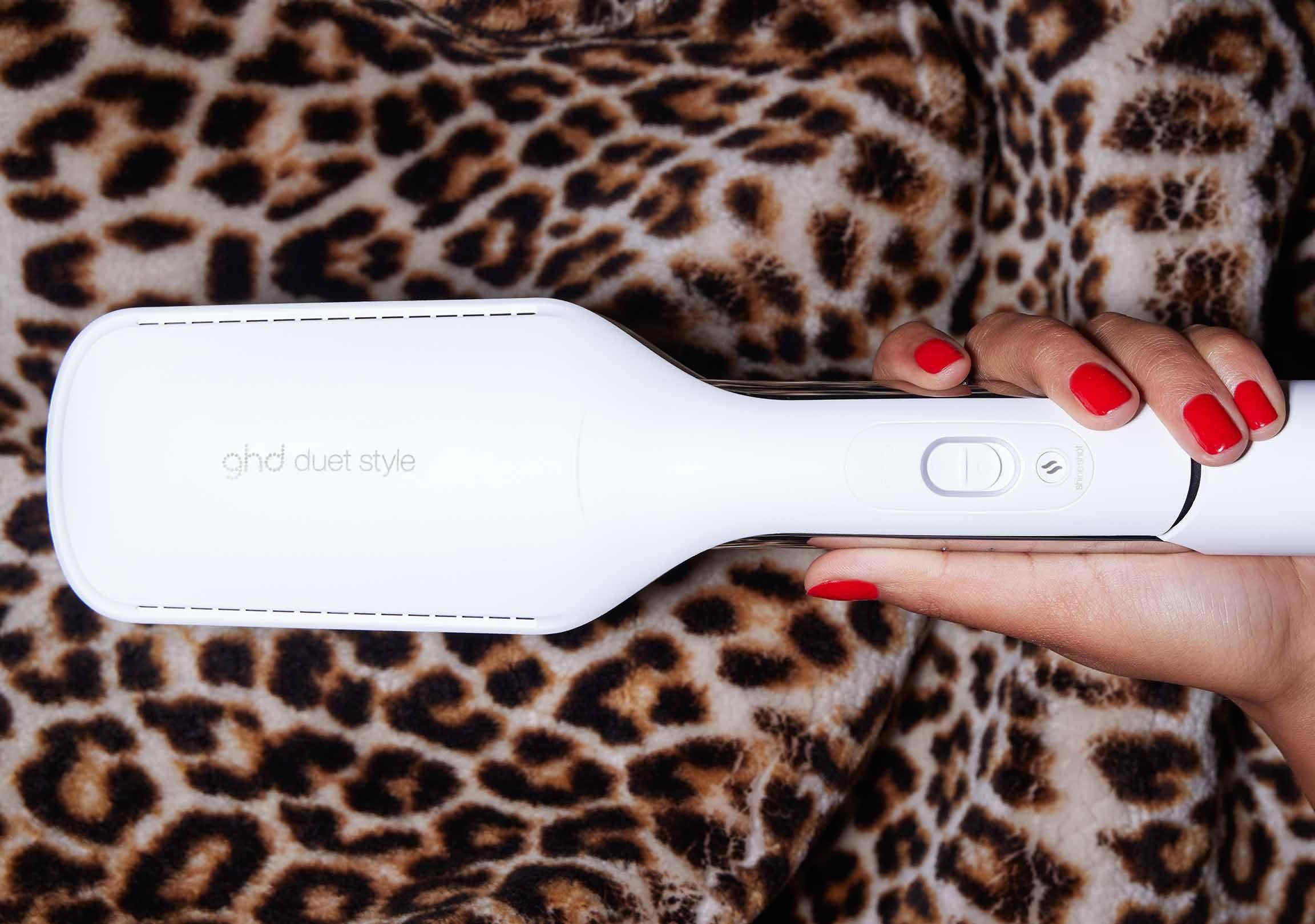 weißer Hot Air Styler vor Hintergrund mit Leopardenmuster