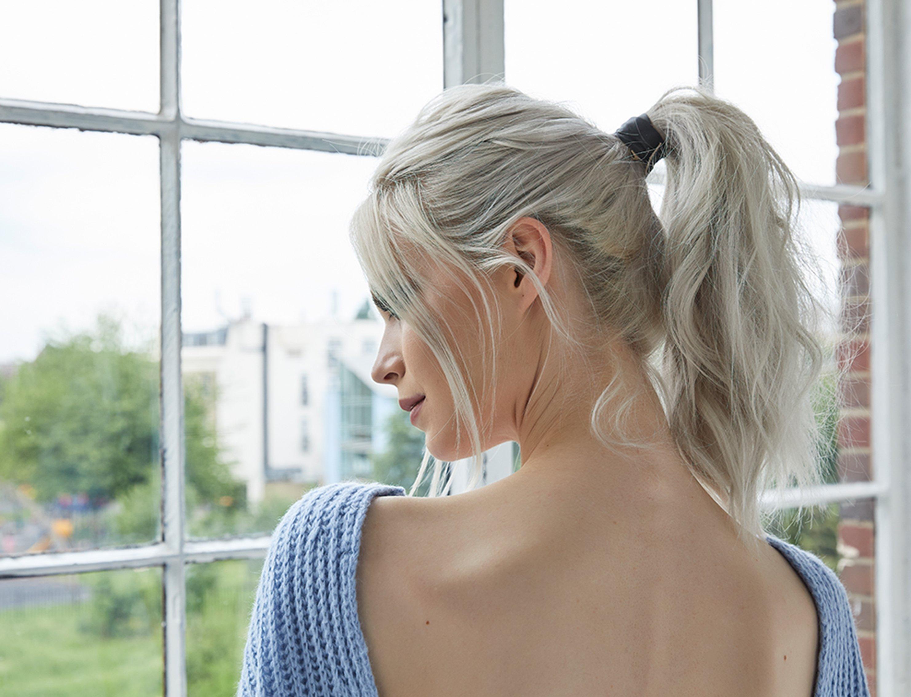 Easy_Hairstyles_Long_Hair_Tousled_Volume_Pony_SplitBanner@3x.jpg