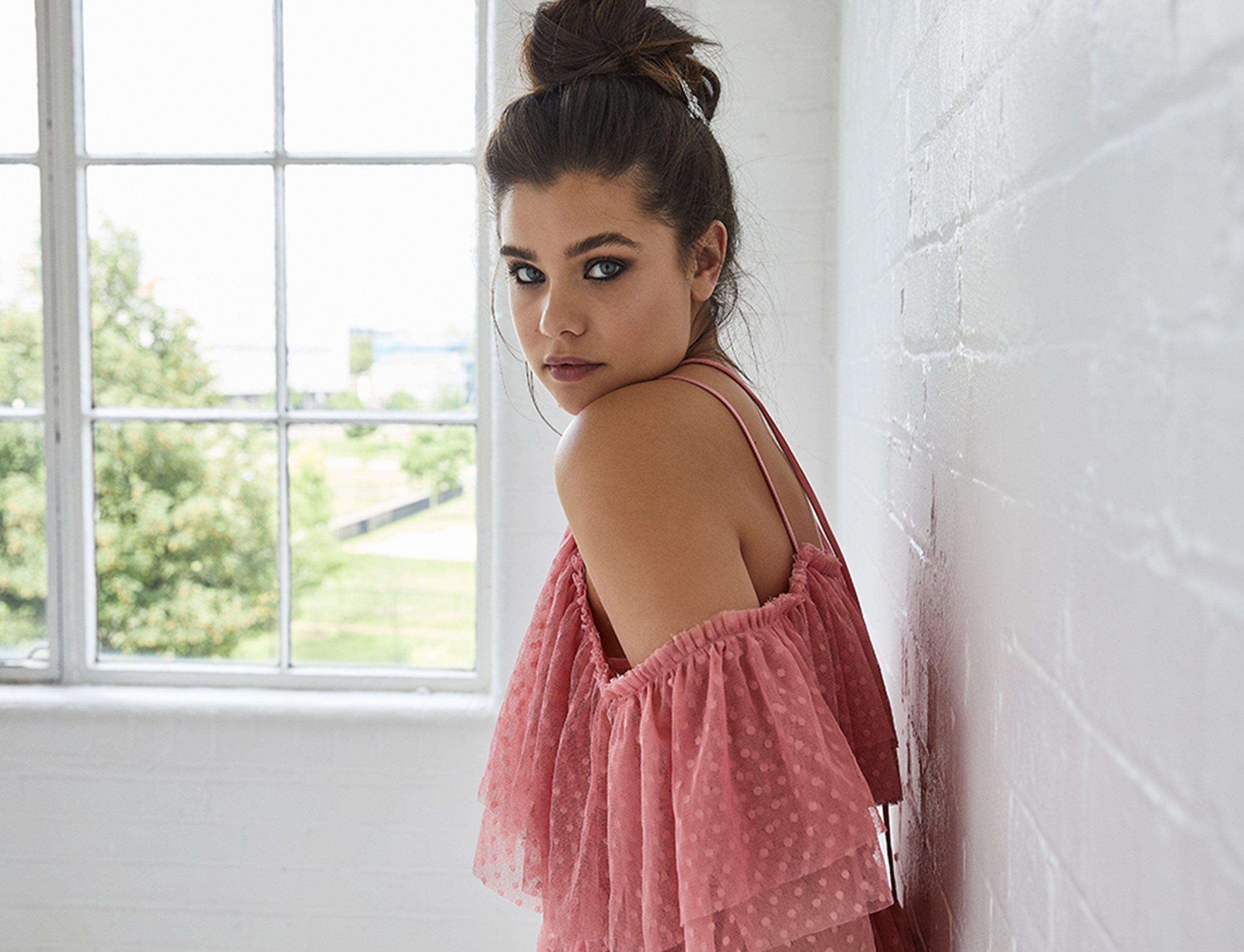 Easy_Prom_Hairstyles_Elegant_Bun_FiftyFifty@3x@3x.jpg