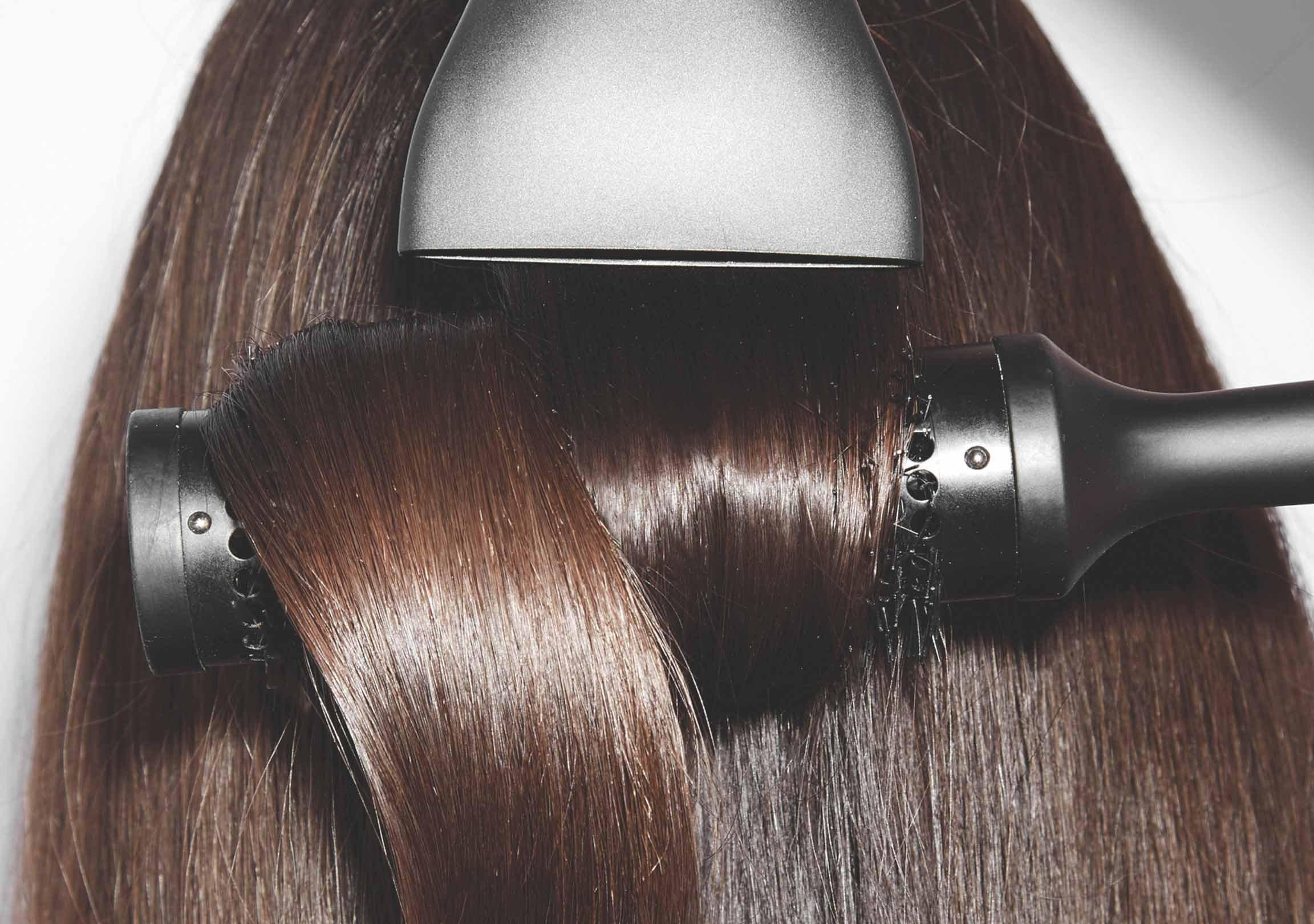 Styling mit einer ghd Rundbürste und dem ghd helios Föhn
