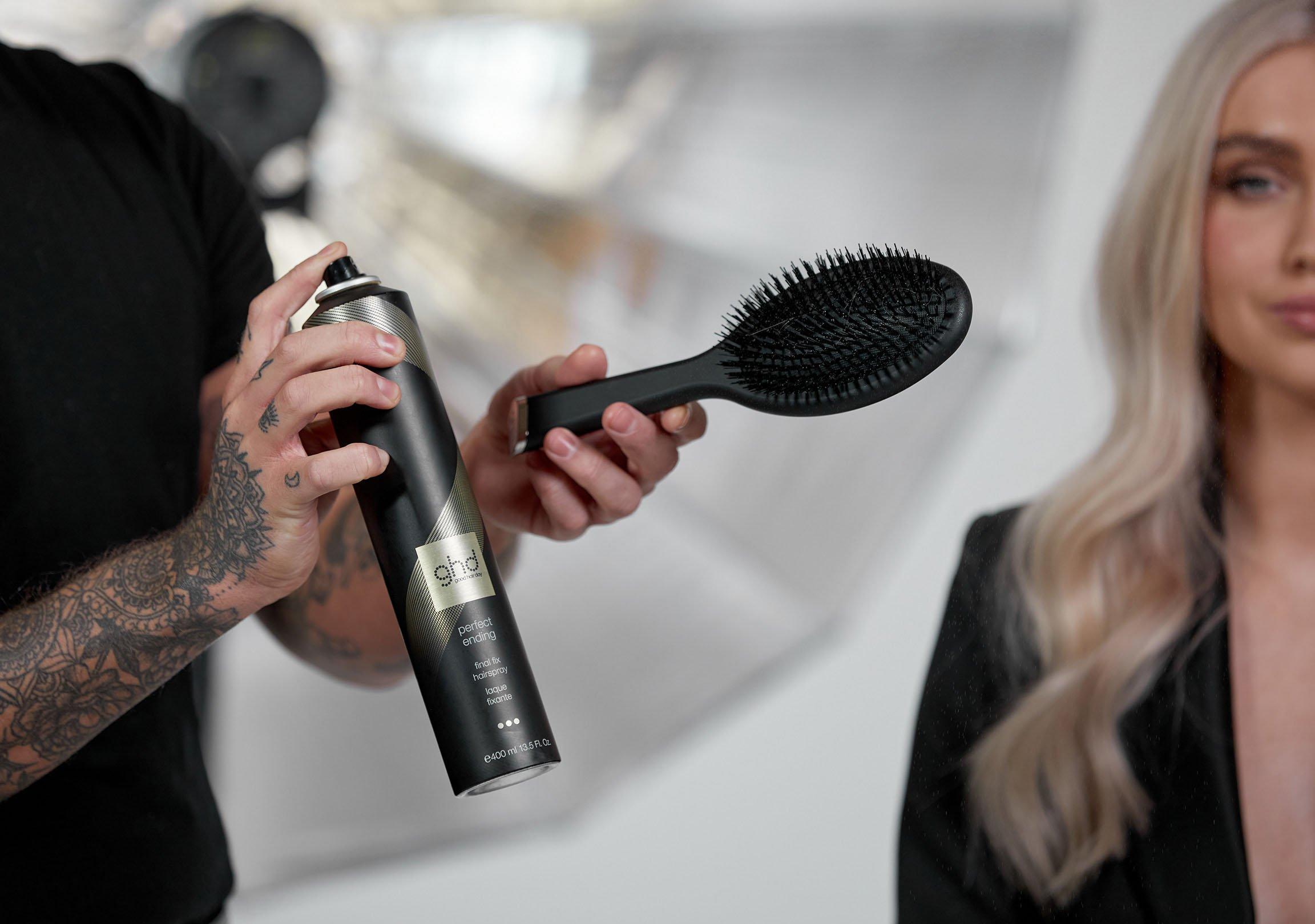 ghd perfect ending Haarspray auf ghd oval brush um fliegende Häärchen zu reduzieren
