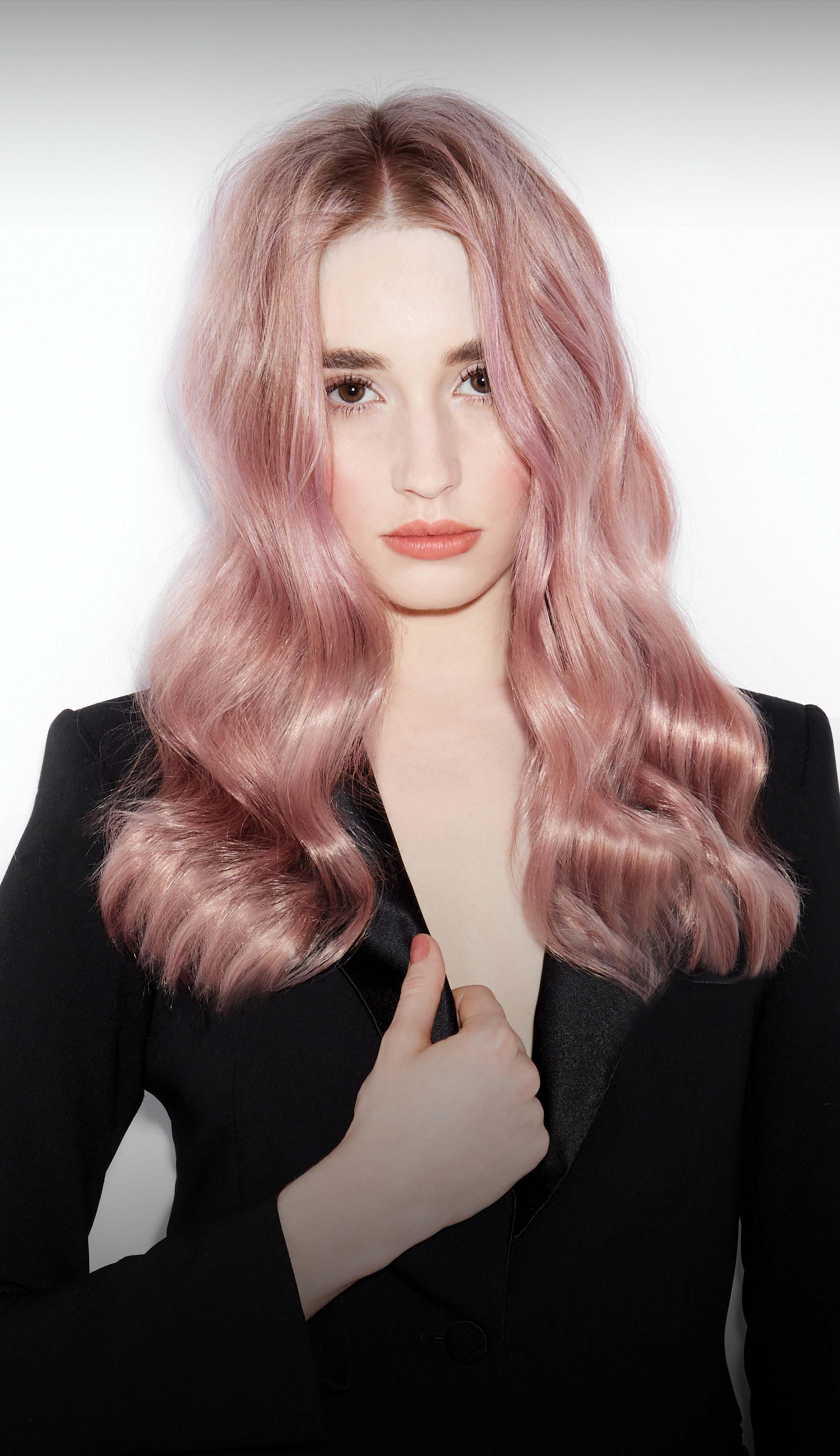 Model mit rosa Haaren