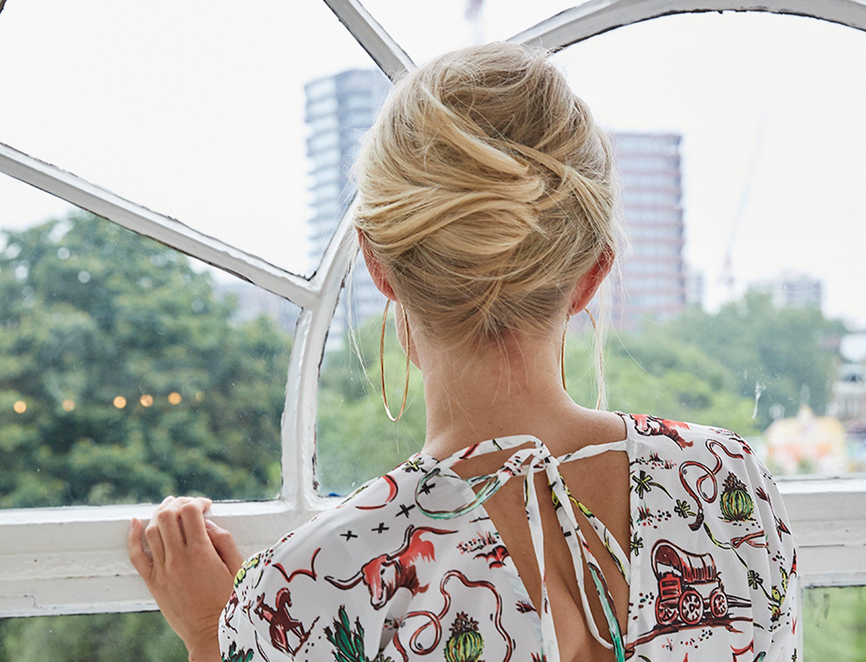 Flawless_Prom_Hairstyles_French_Roll_FiftyFifty@3x.jpg