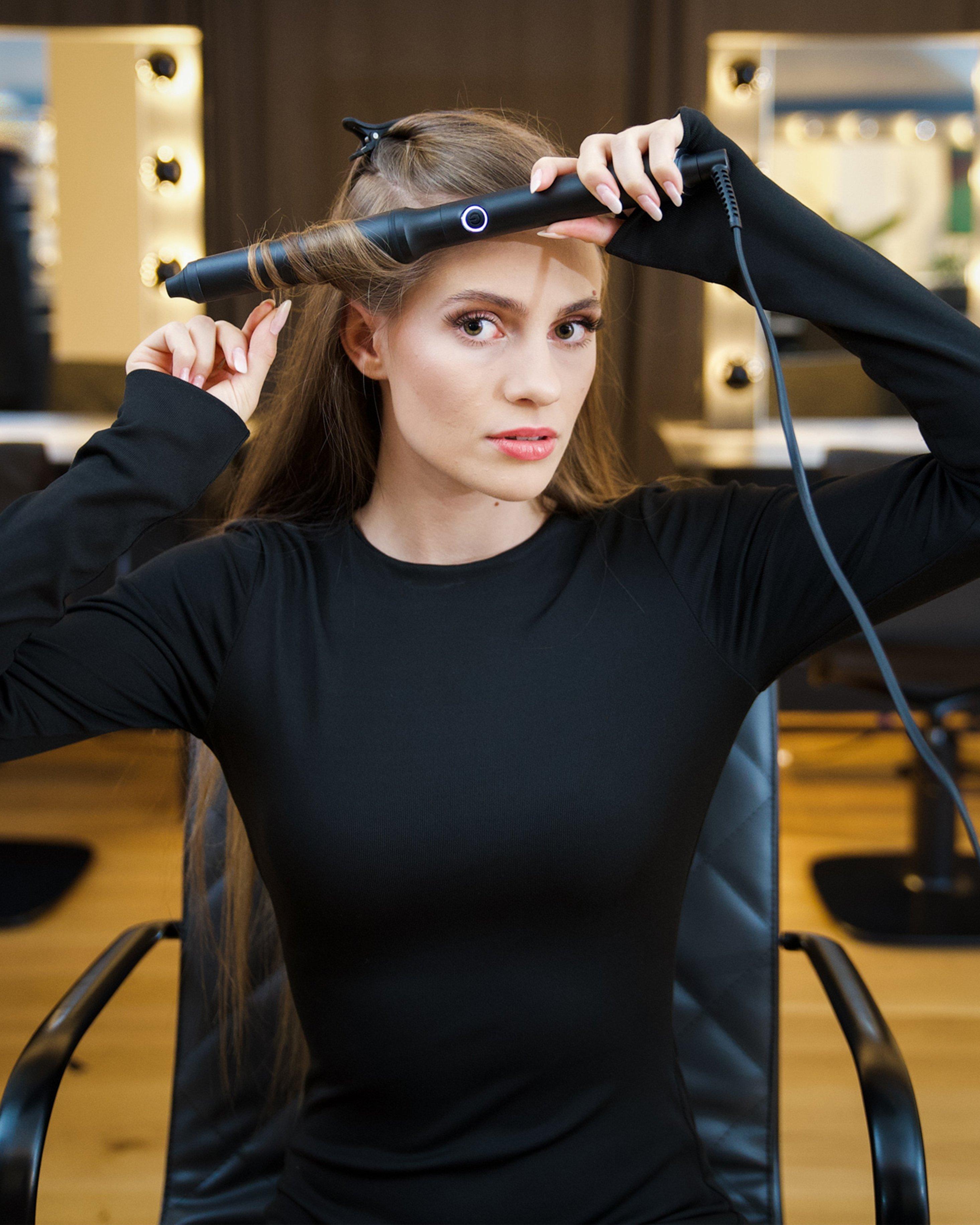 Lisa-Marie Schiffner beim Lockenstyling