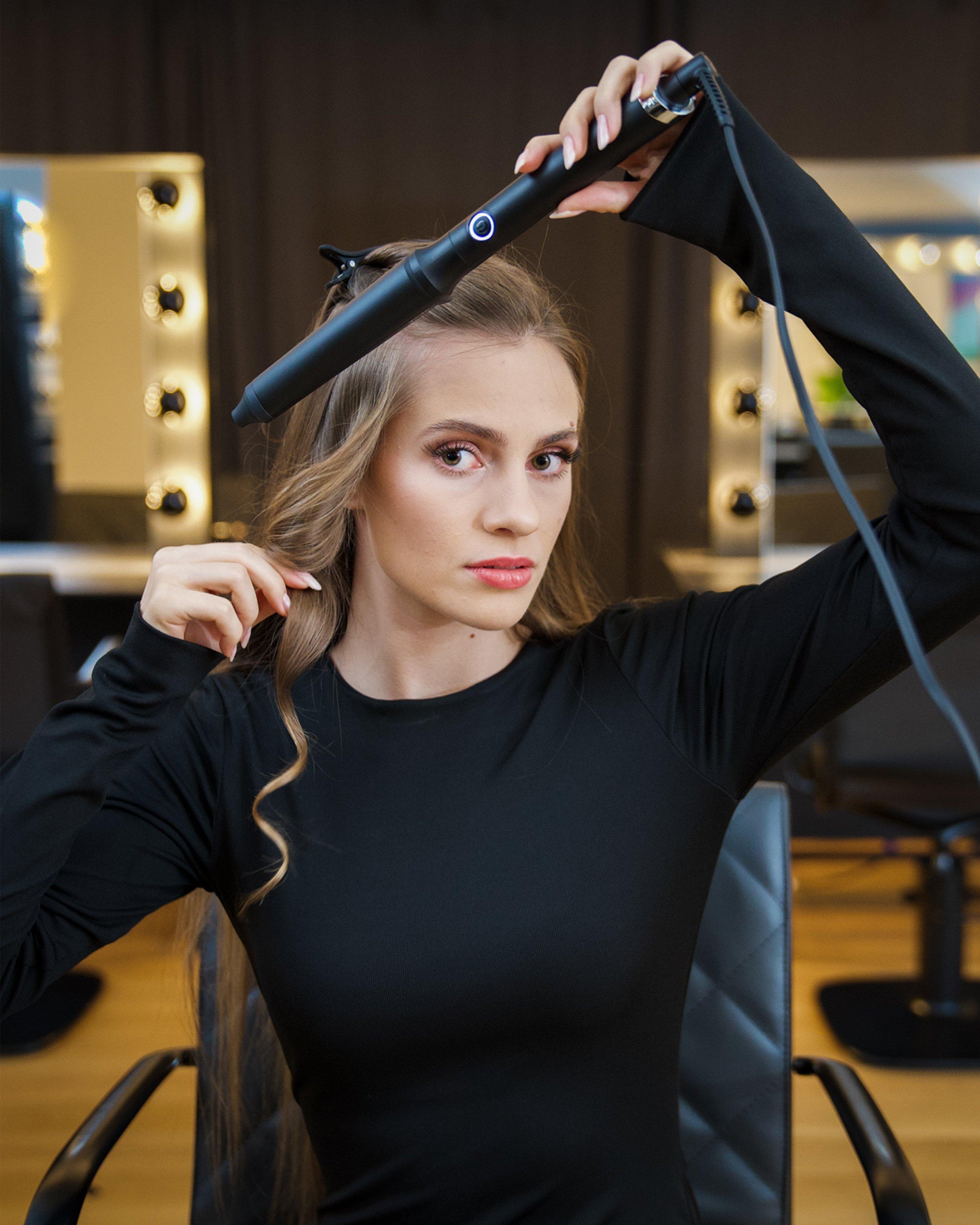 Lisa-Marie Schiffner stylt Locken