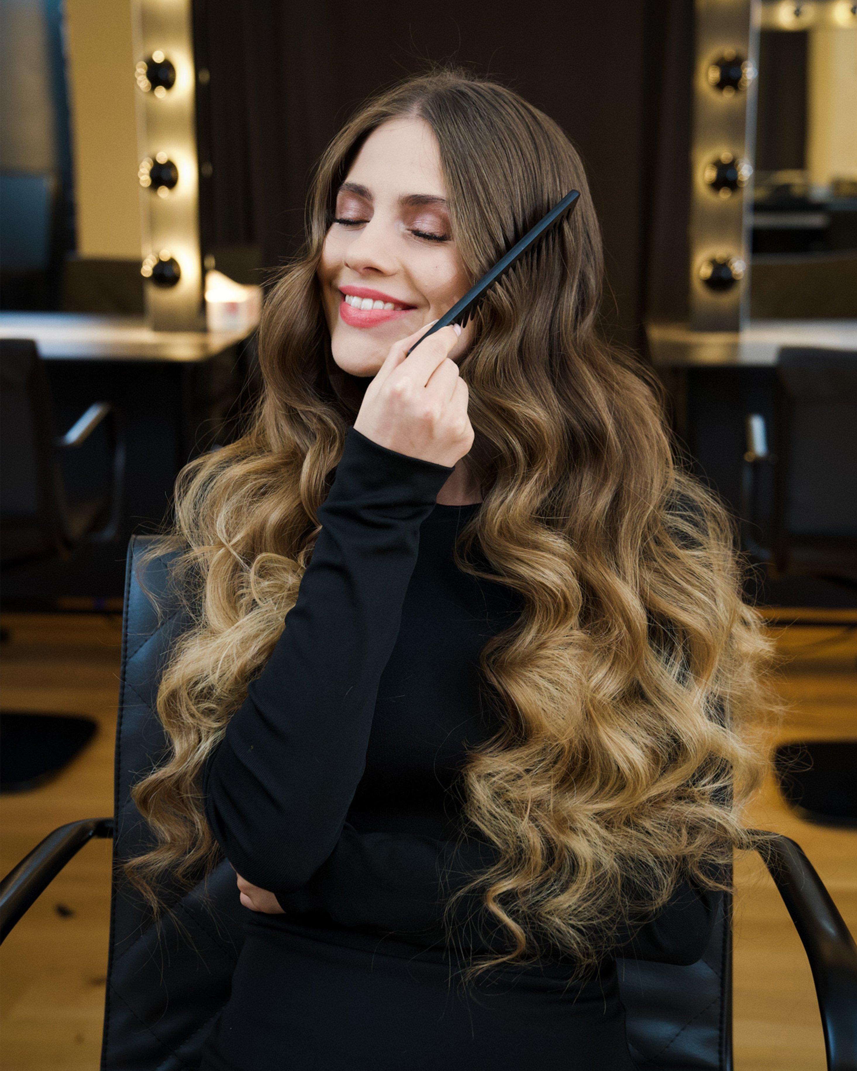Lisa-Marie beim Auskämmen ihrer Locken
