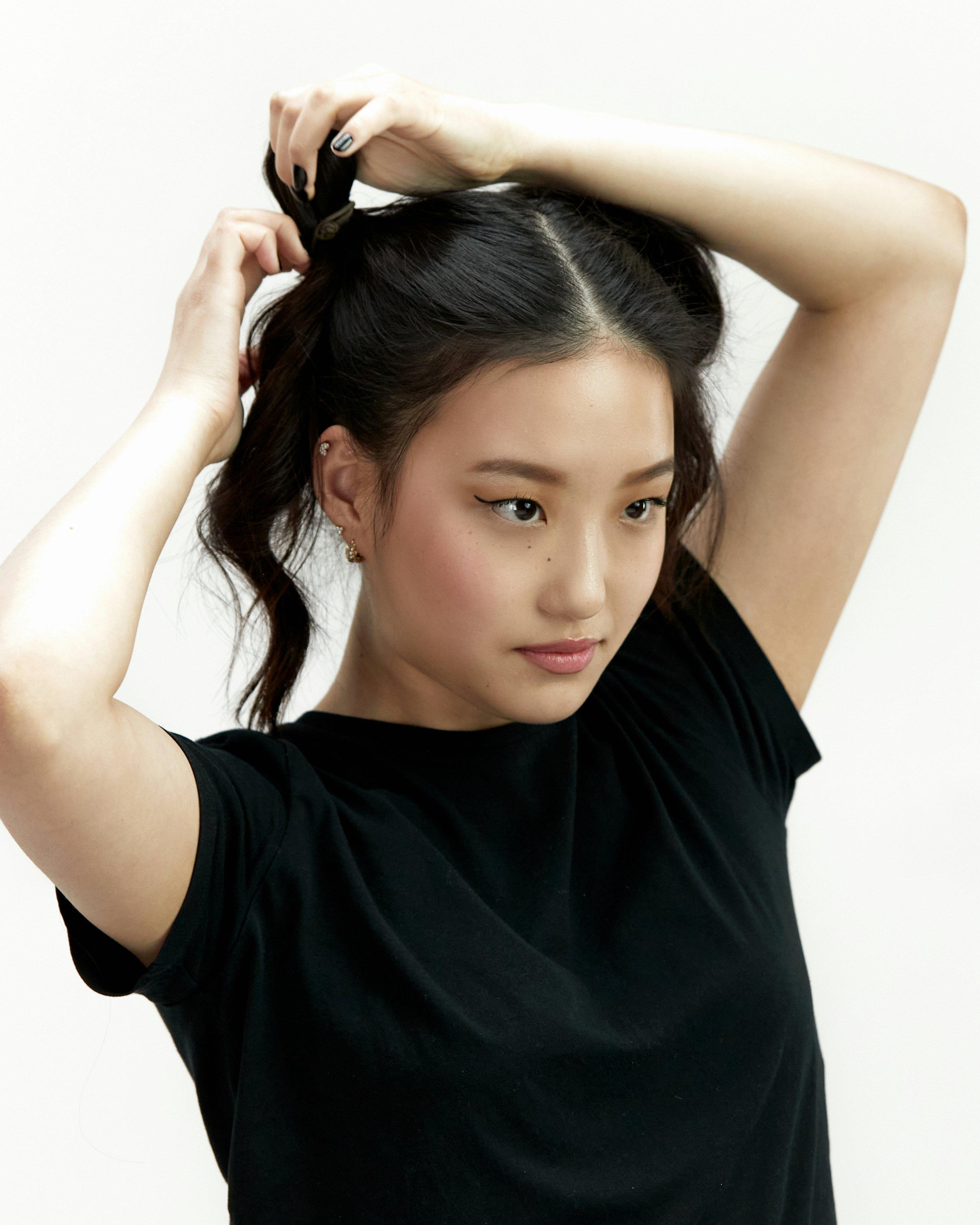 HAIRSTYLES_Easy_Top_Knot_Grid_Image_10_Global.jpg