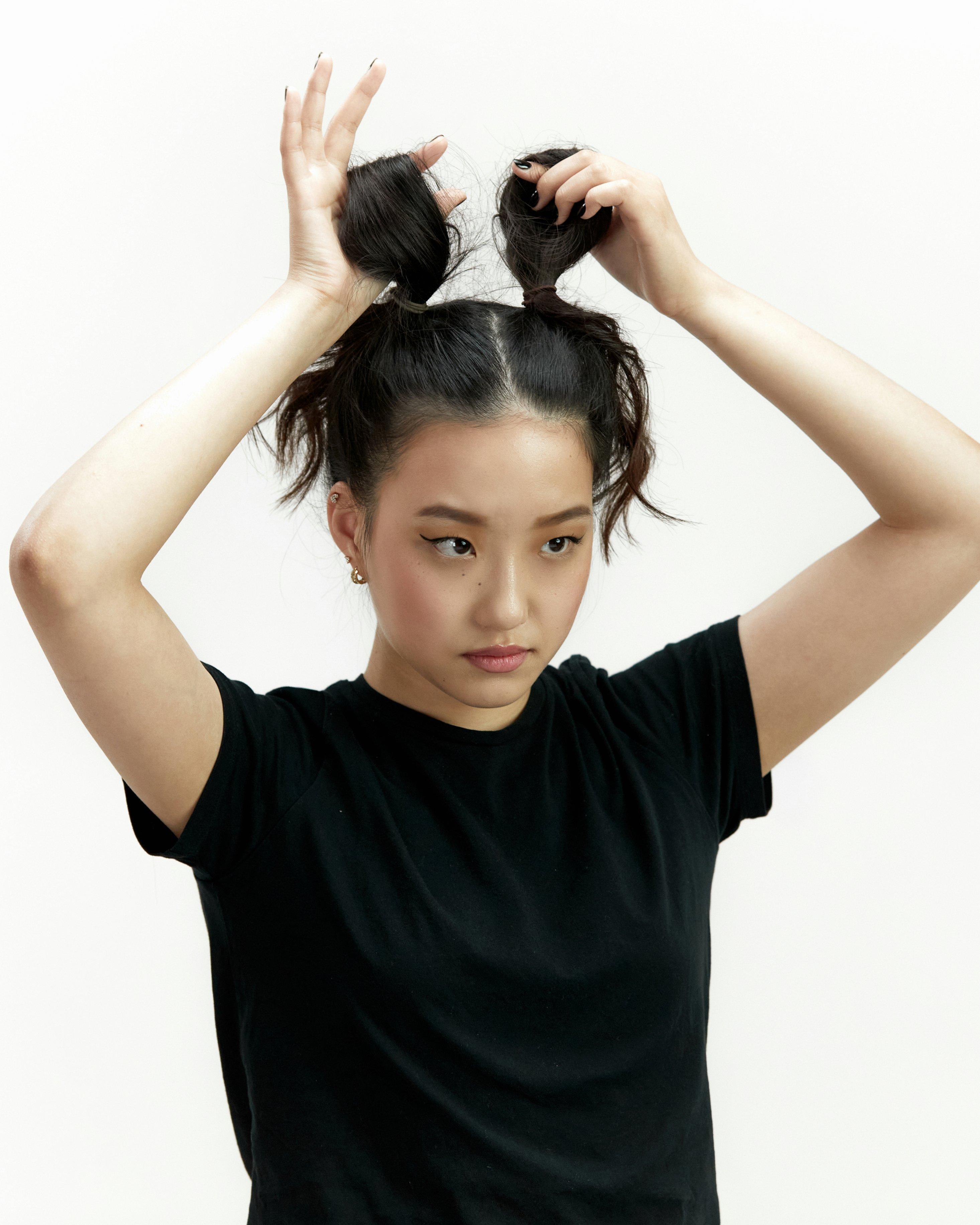 HAIRSTYLES_Easy_Top_Knot_Grid_Image_11_Global.jpg