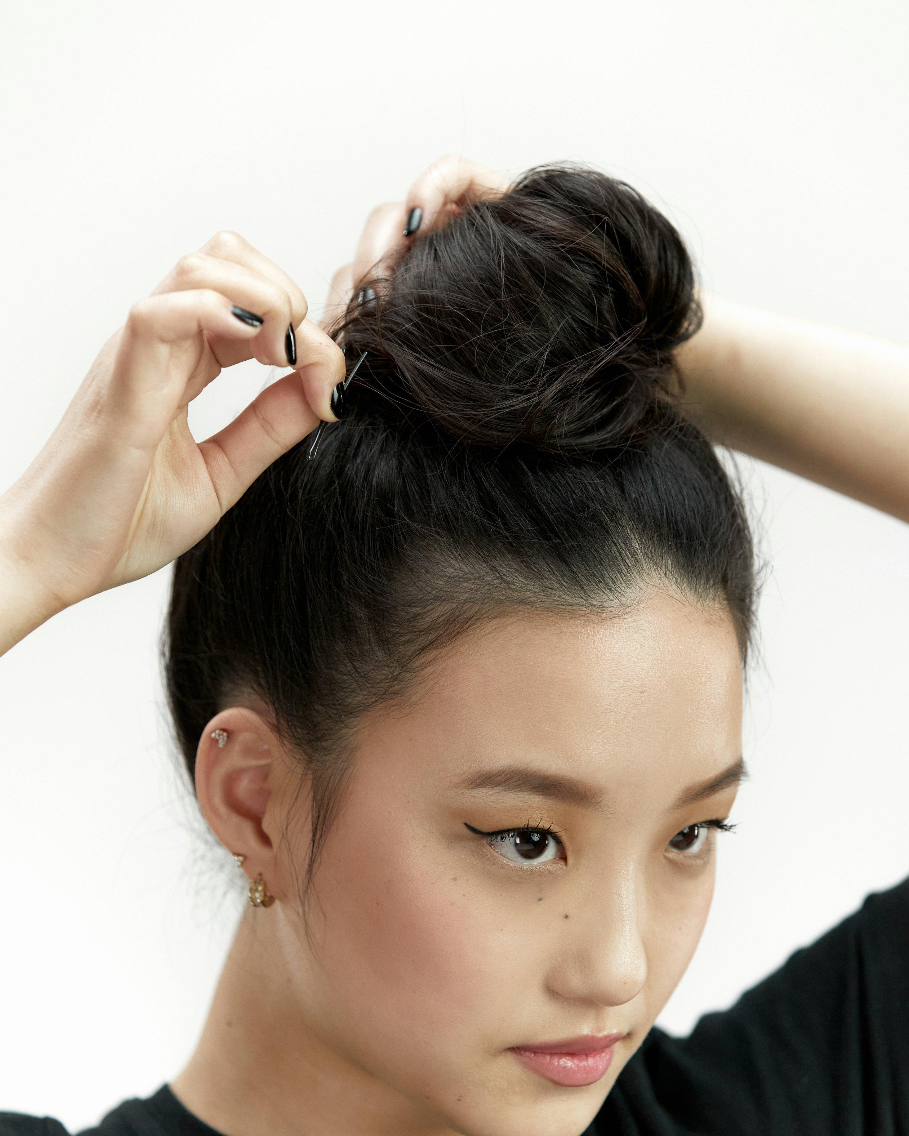 HAIRSTYLES_Easy_Top_Knot_Grid_Image_12_Global.jpg