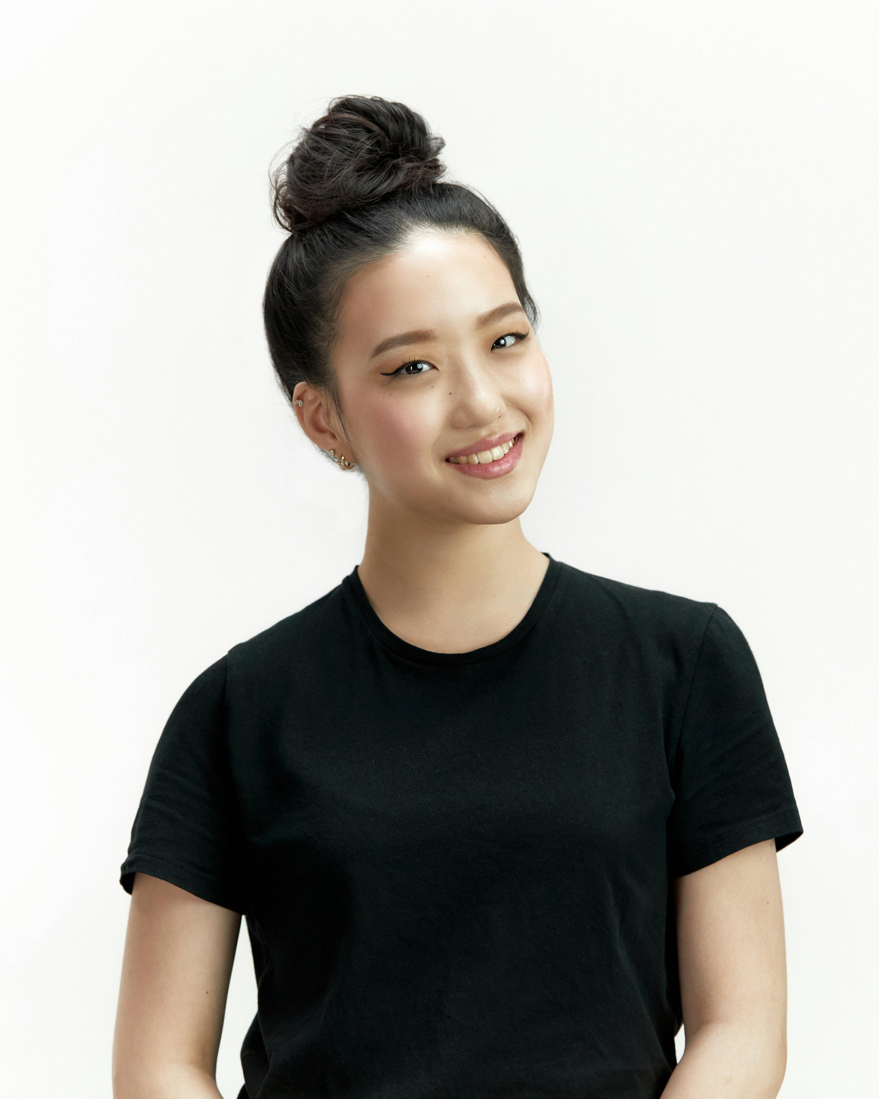 HAIRSTYLES_Easy_Top_Knot_Grid_Image_13_Global.jpg