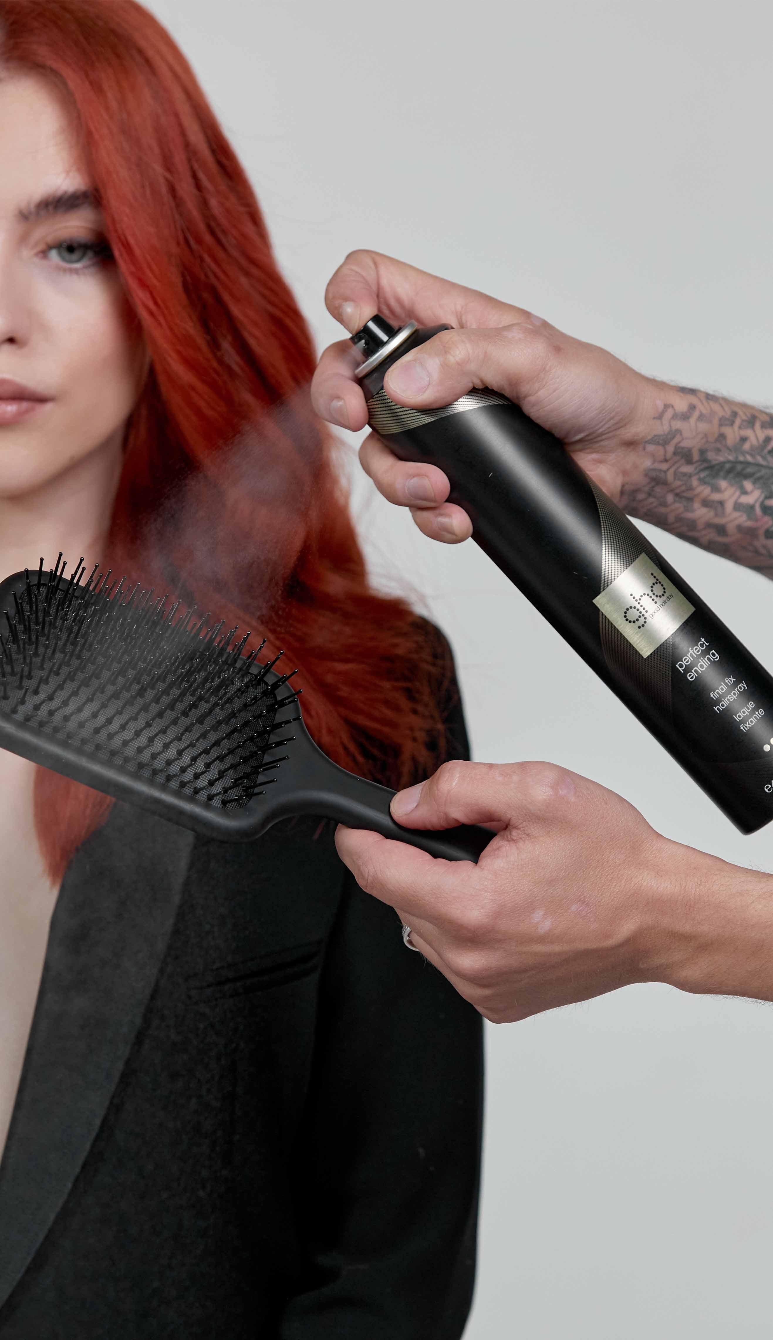 Stylistin verwendet ghd Haarspray
