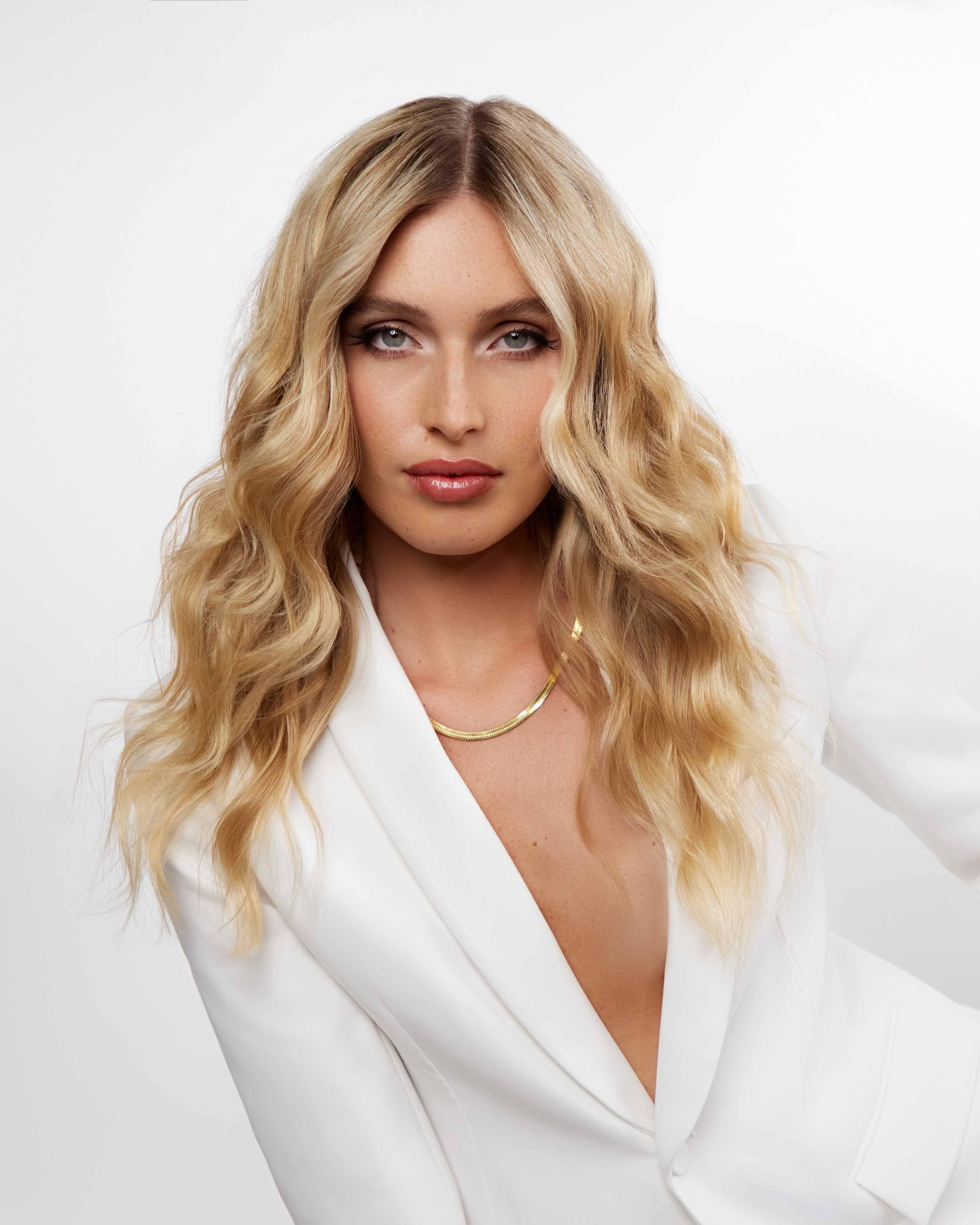 Model mit bloden Haaren und natürlichen Surfer Waves