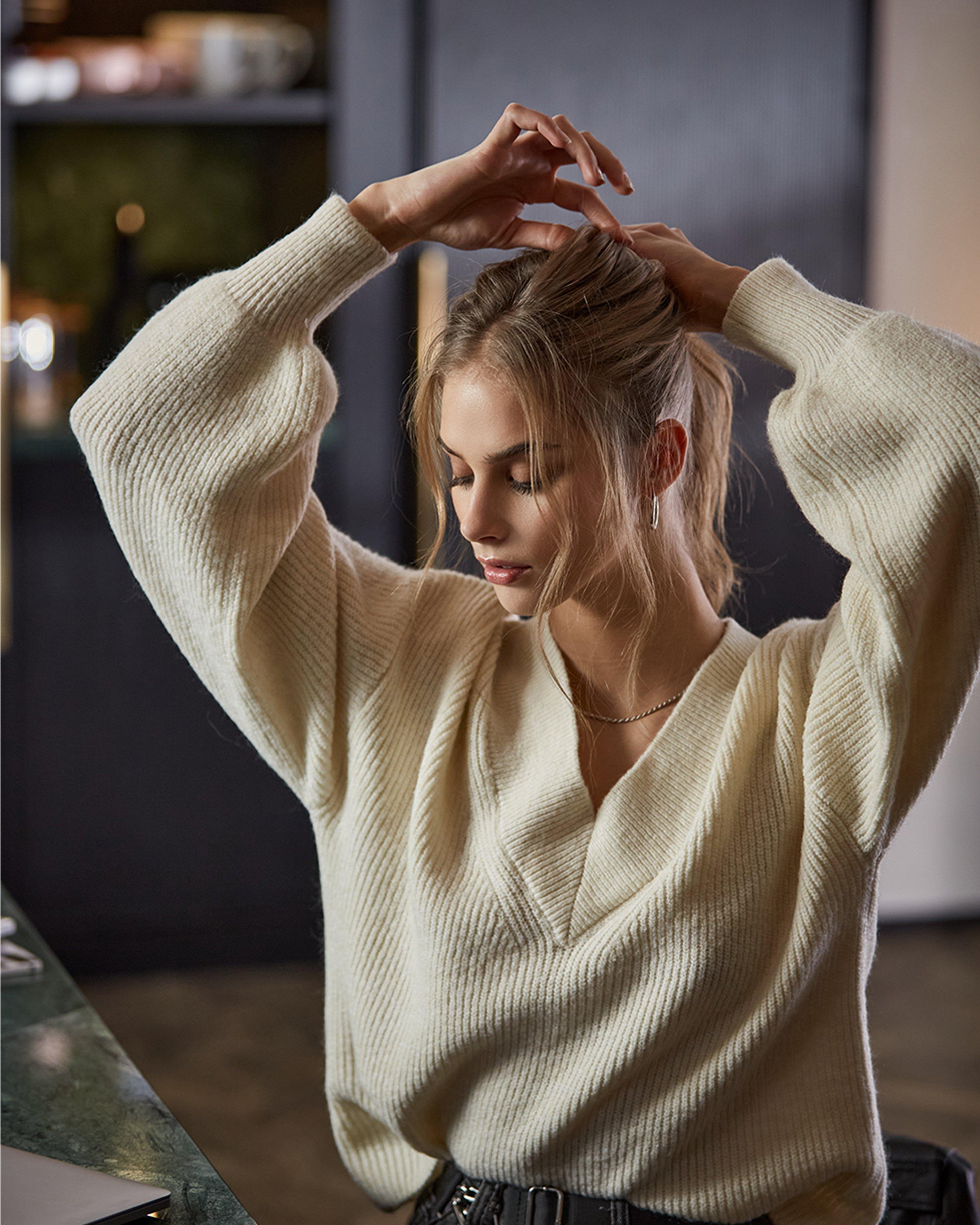How_To_Curl_Your_Hair_On_The_Go_Step_2_GLOBAL.jpg