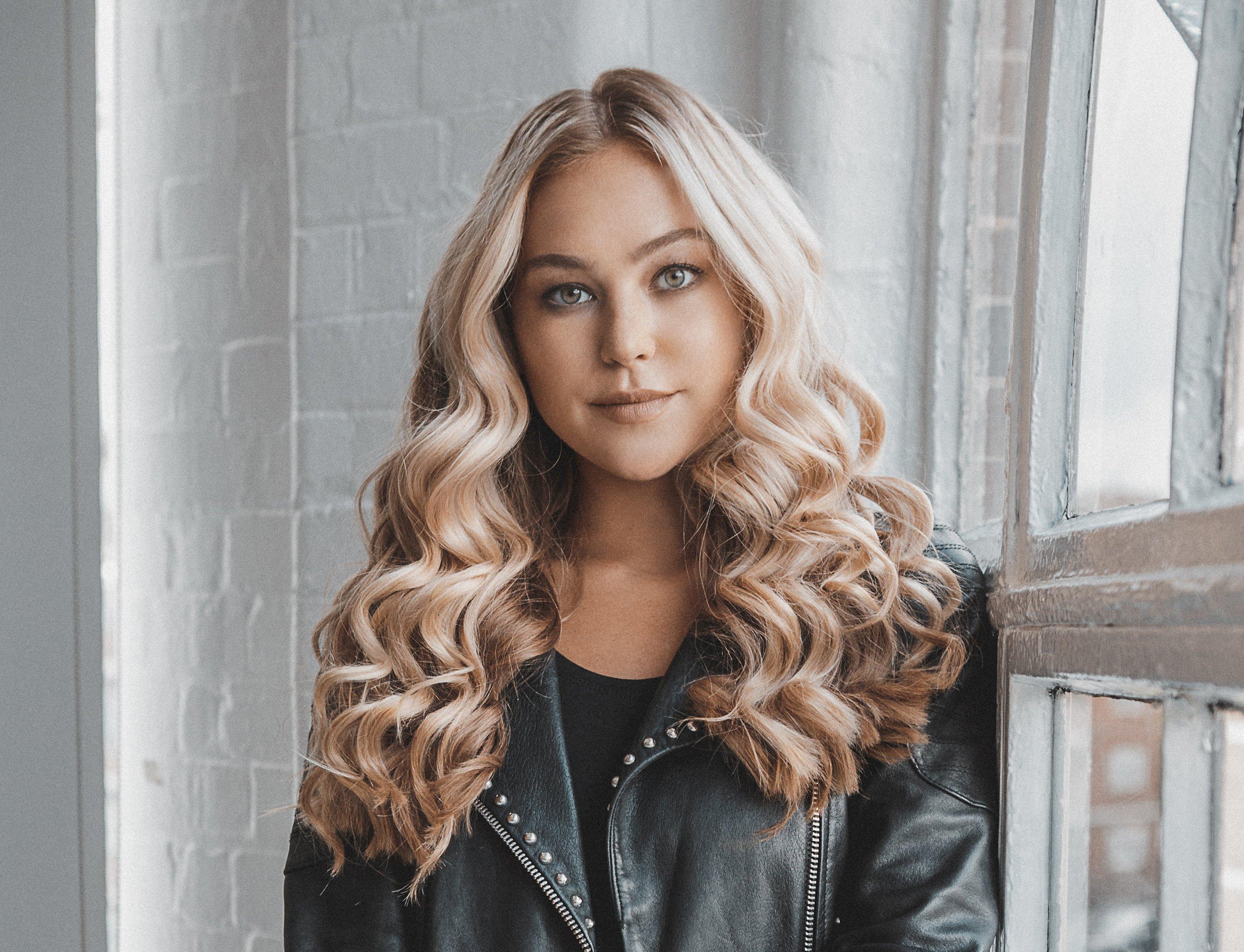 Long_Layered_Hairstyles_Loose_Curls_SplitBanner.jpg