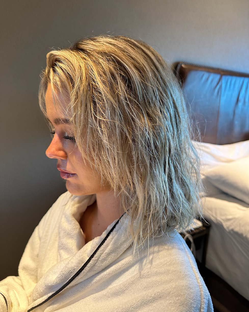 Haare mit dem ghd bodyguard Hitzeschutzspray vorbereiten