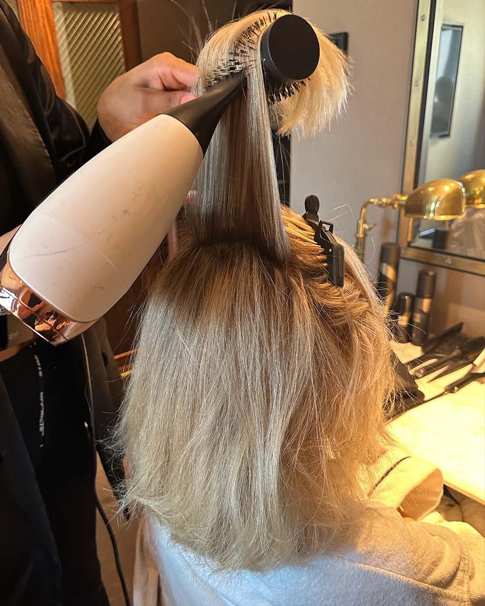 Haare mit dem ghd helios Föhn trocknen