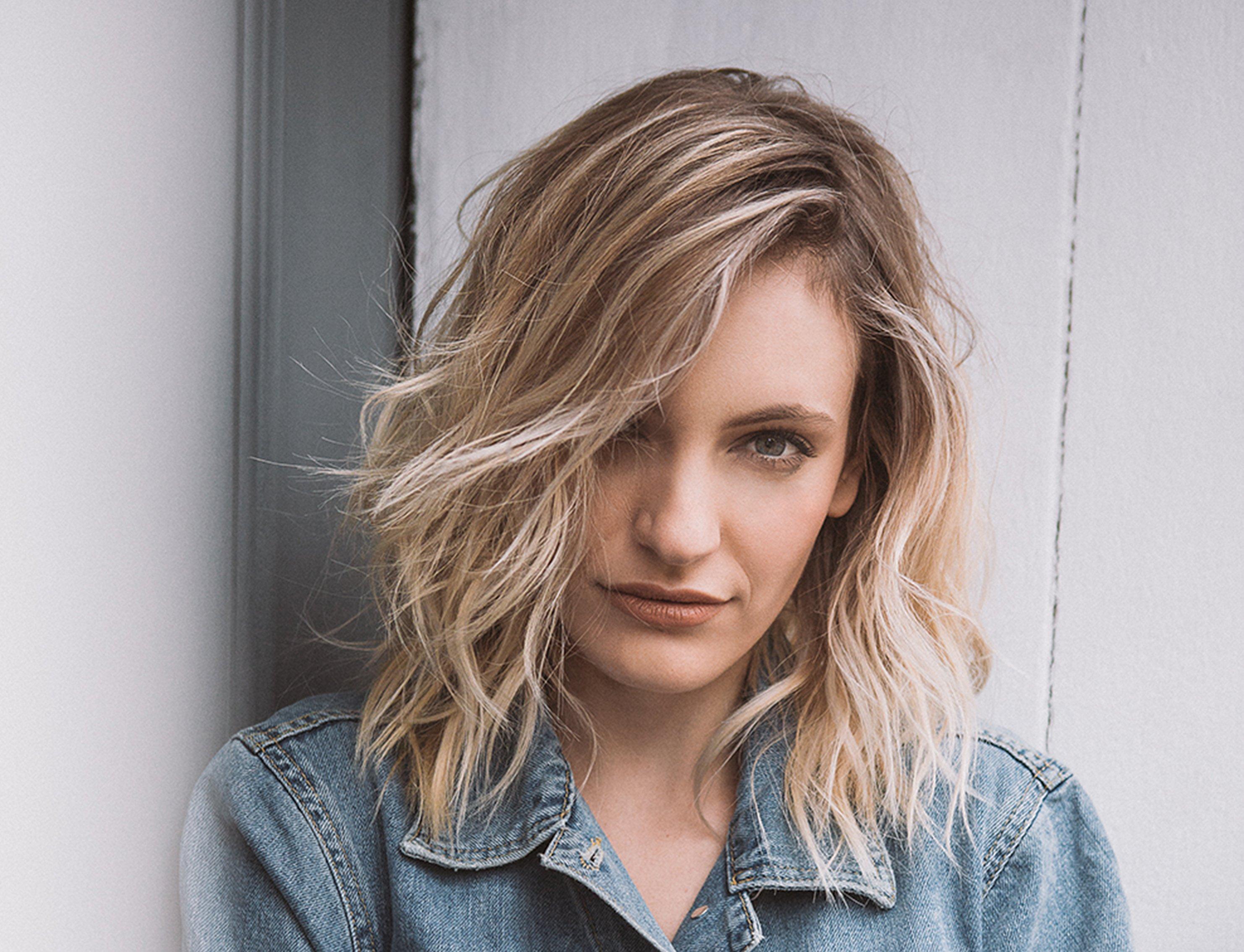 Messy_Hairstyles_For_Tousled_Look_Flat_Waves_FiftyFifty_Global.jpg