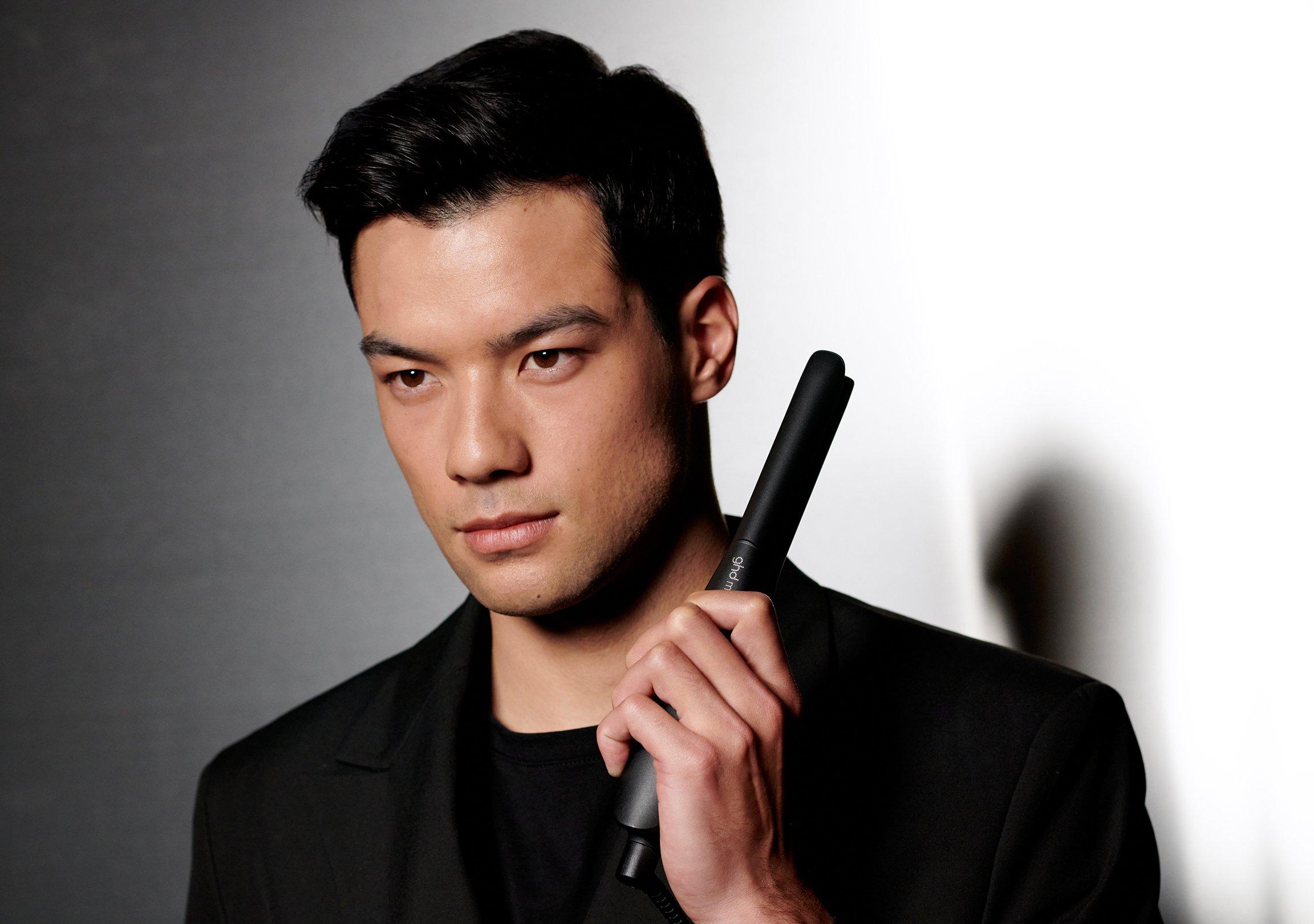 model holding the mini styler
