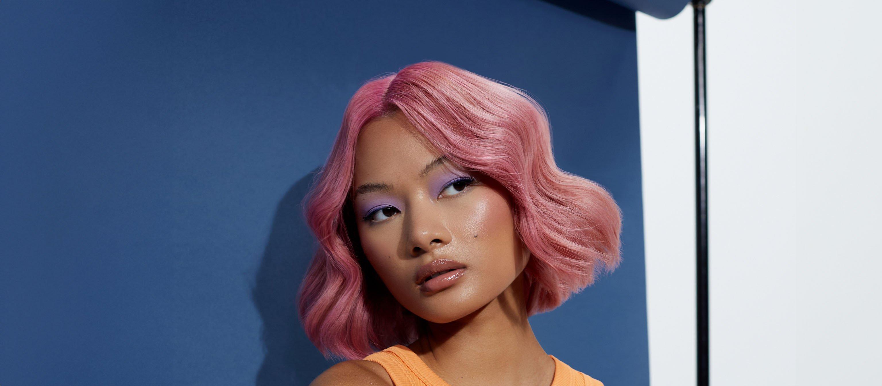 Model mit rosa Haaren und gewelltem Bob