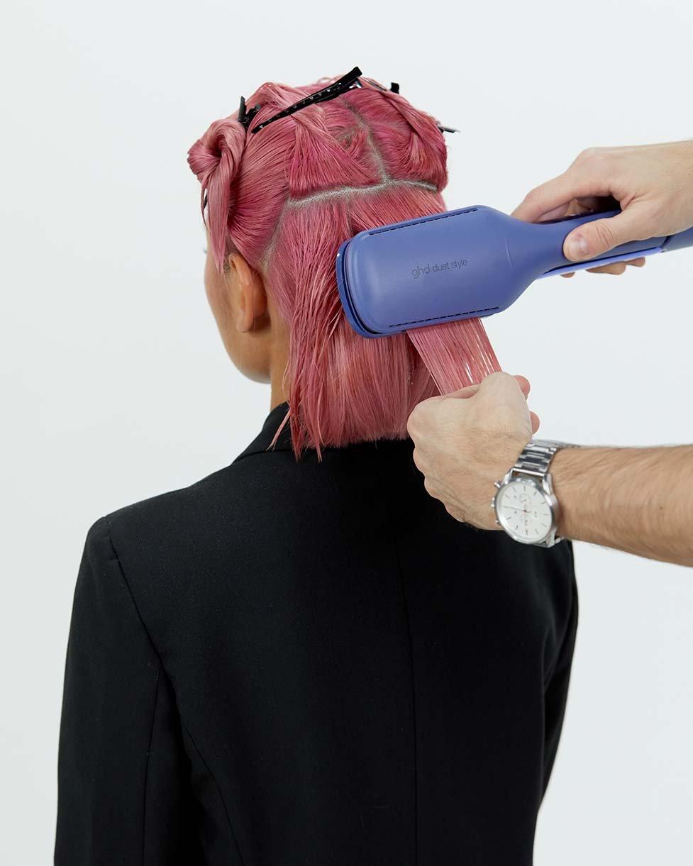 ghd duet style beim Trocknen im pinken Haar