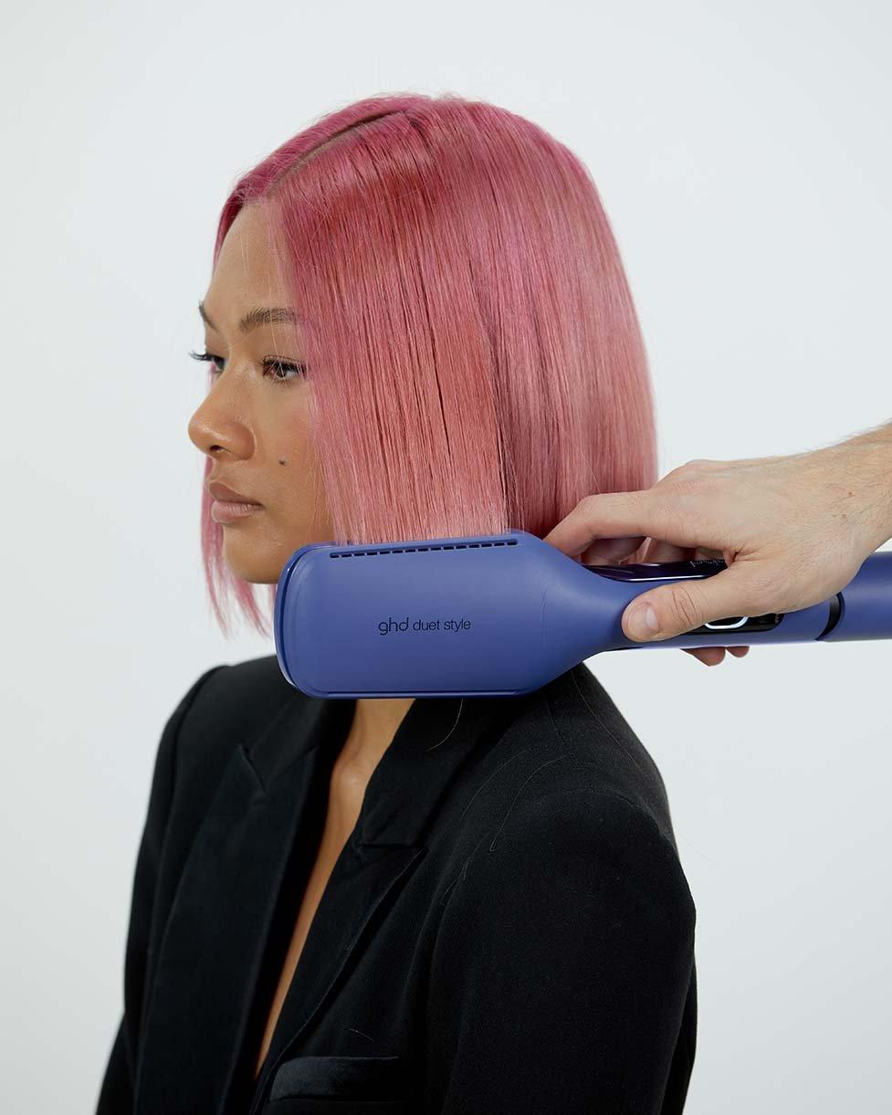 ghd Hot Air Styler trocknet &amp; glättet pinke Bobfrisur